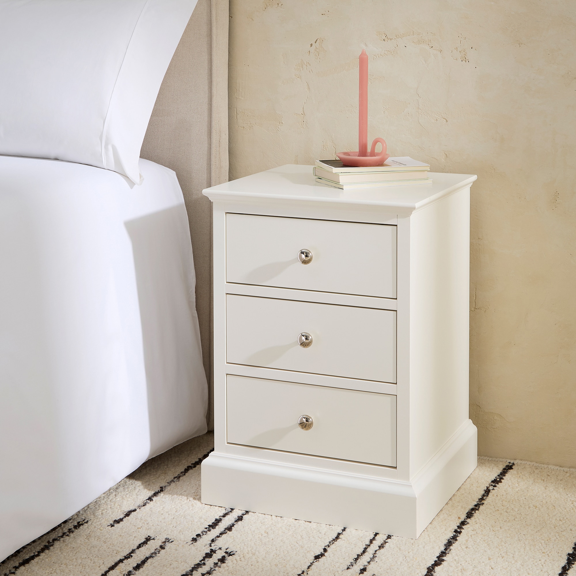 Imagem 0 de Mesa de Cabeceira de Madeira de Faia com 3 Gavetas Caviedes