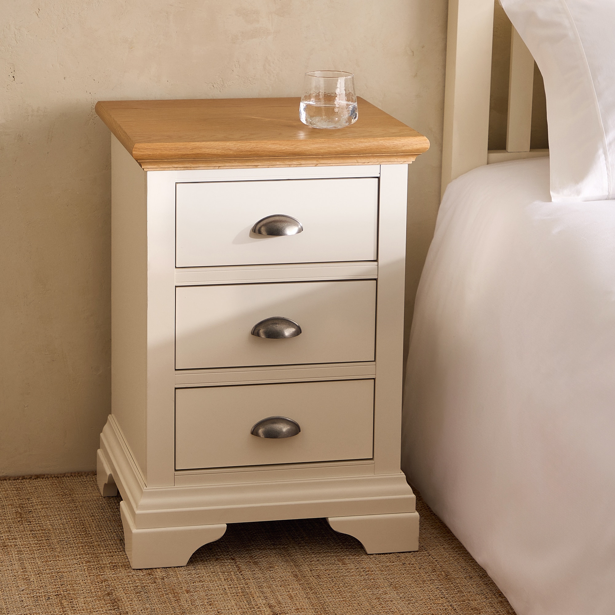 Imagem 0 de Mesa de Cabeceira de Carvalho com 3 Gavetas Hampstead