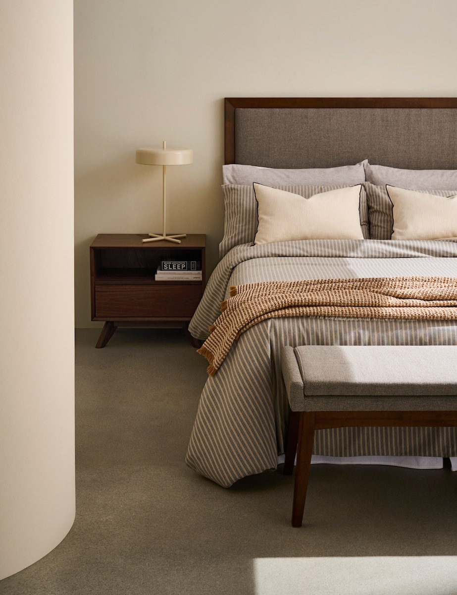 Mesa de Cabeceira de Nogueira com Gaveta Antón Nogueira-10