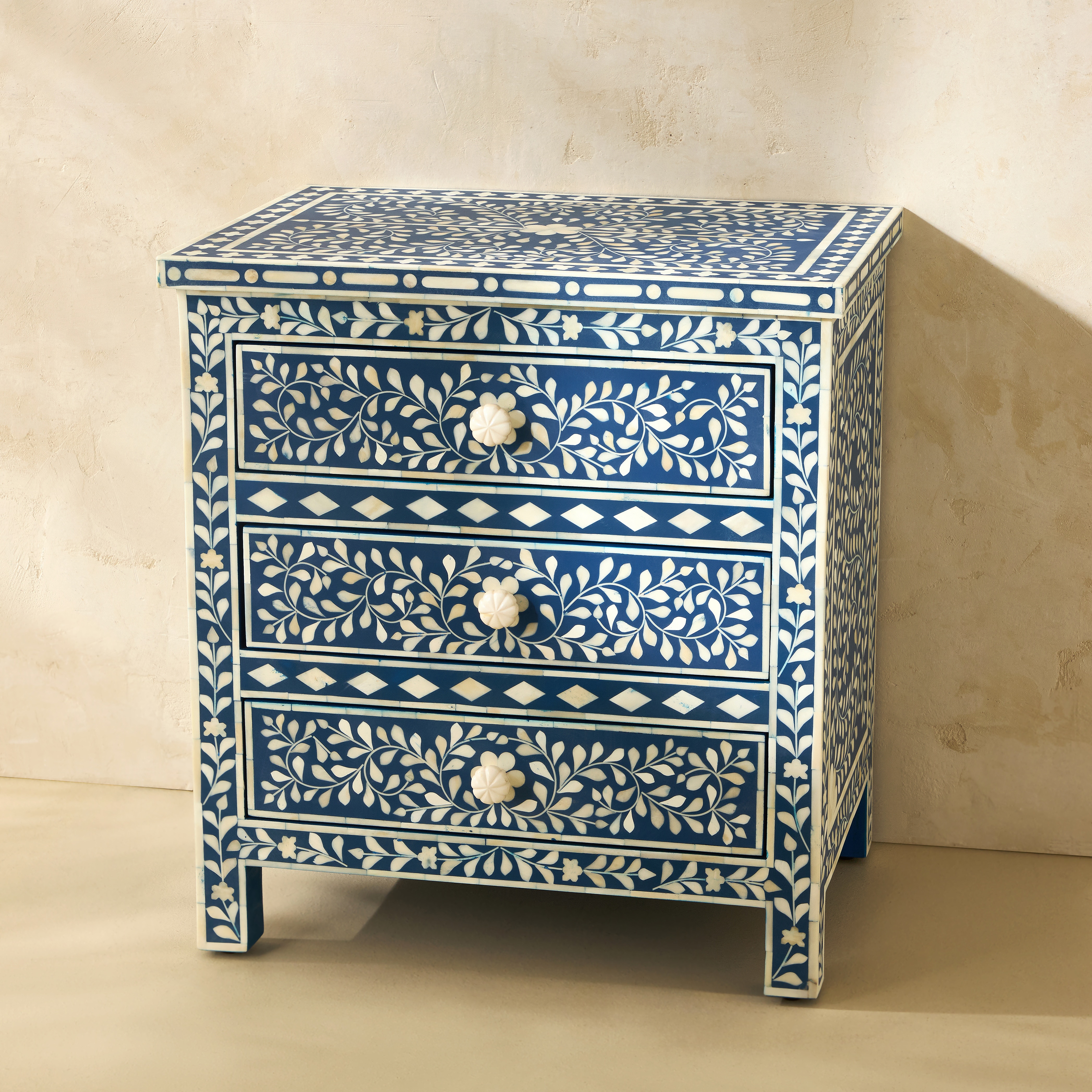 Imagem 0 de Mesa Auxiliar de Madeira e Osso com 3 Gavetas Kerala