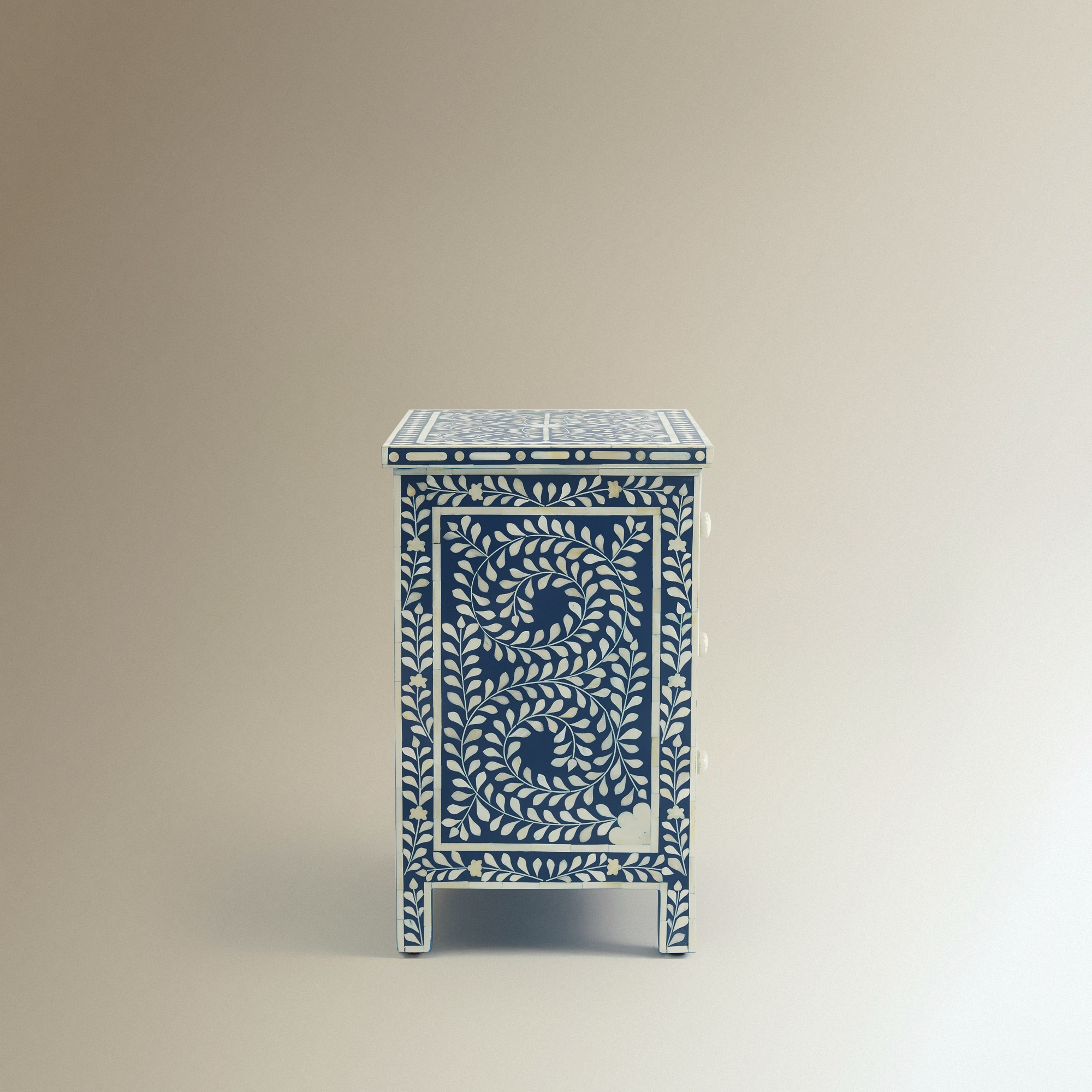 Mesa Auxiliar de Madeira e Osso com 3 Gavetas Kerala Azul-4