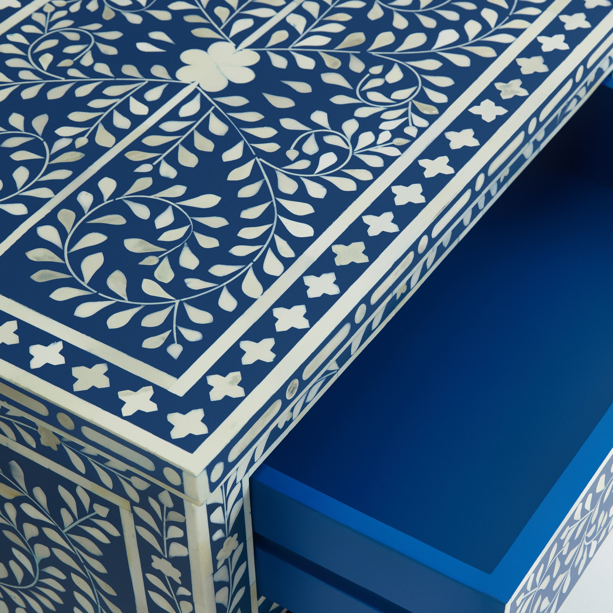 Mesa Auxiliar de Madeira e Osso com 3 Gavetas Kerala Azul-6