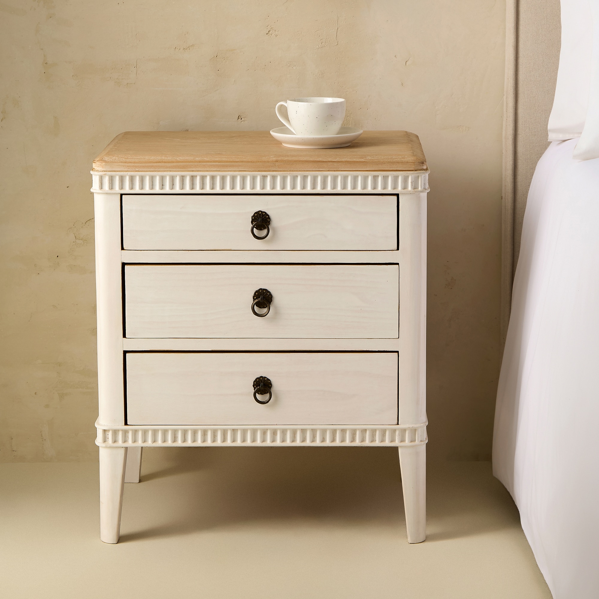 Imagem 0 de Mesa de Cabeceira de Pinho Reciclado com 3 Gavetas Amelia