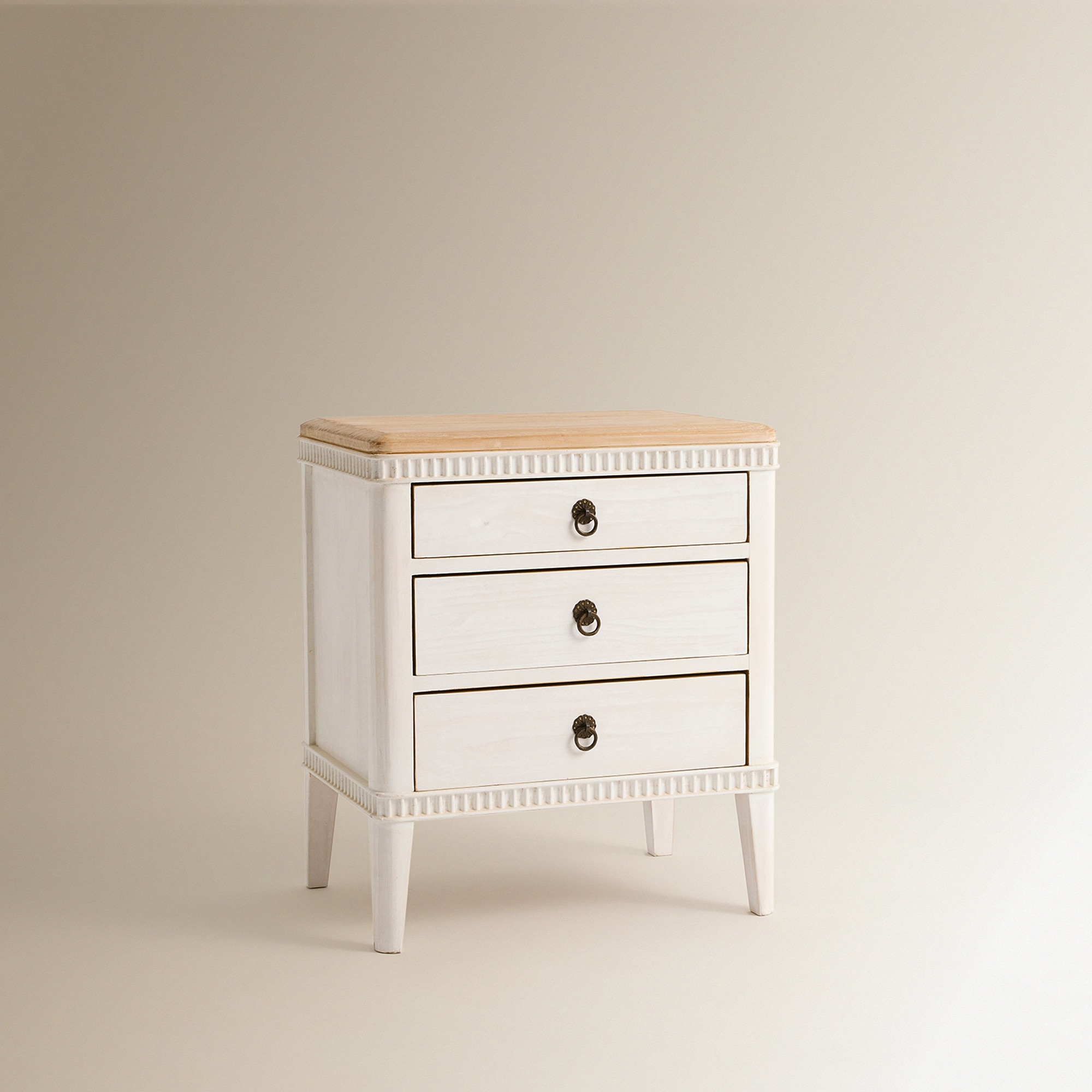 Mesa de Cabeceira de Pinho Reciclado com 3 Gavetas Amelia Branco-2