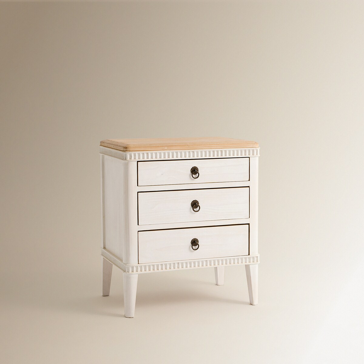 Mesa de Cabeceira de Pinho Reciclado com 3 Gavetas Amelia Branco-2