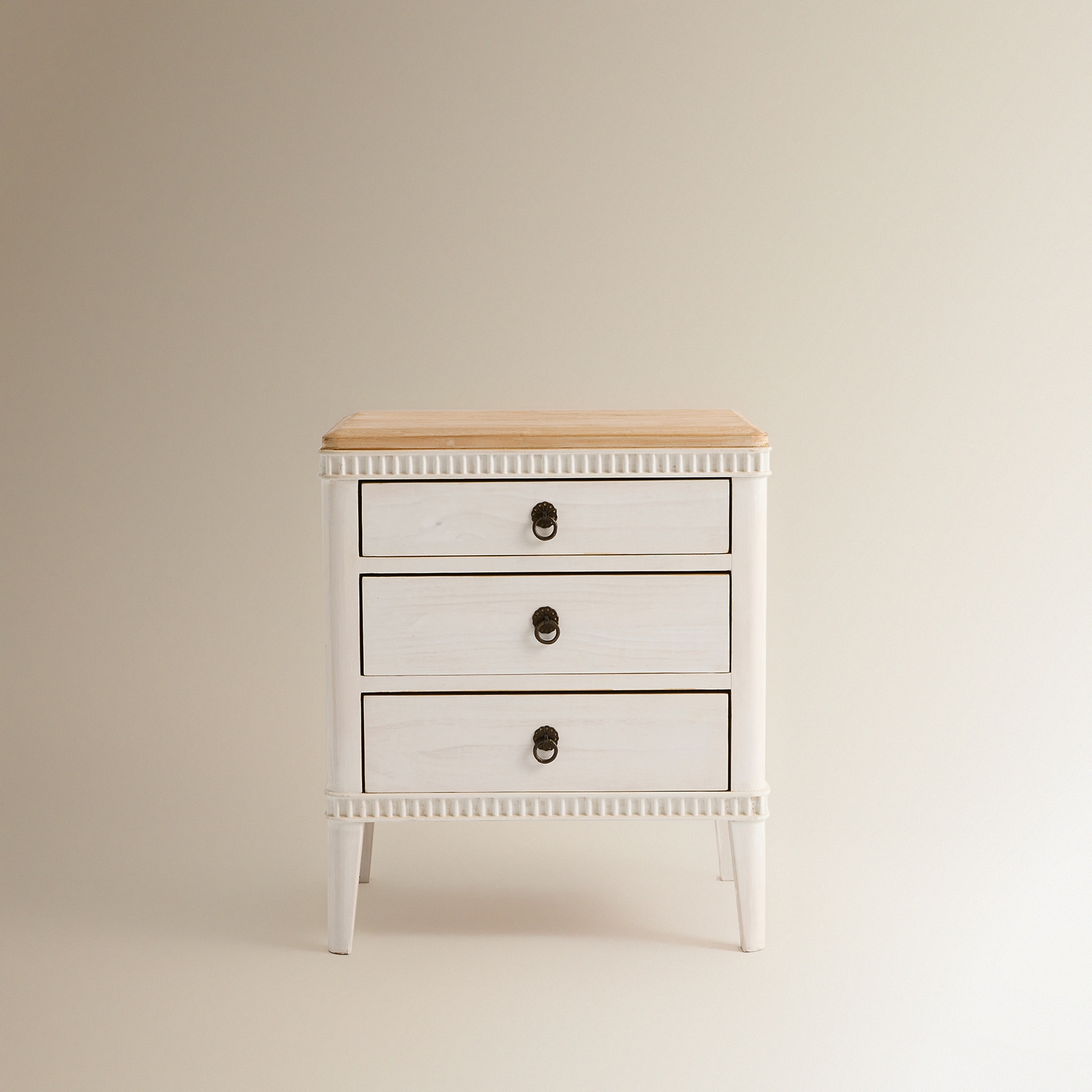 Mesa de Cabeceira de Pinho Reciclado com 3 Gavetas Amelia Branco-3