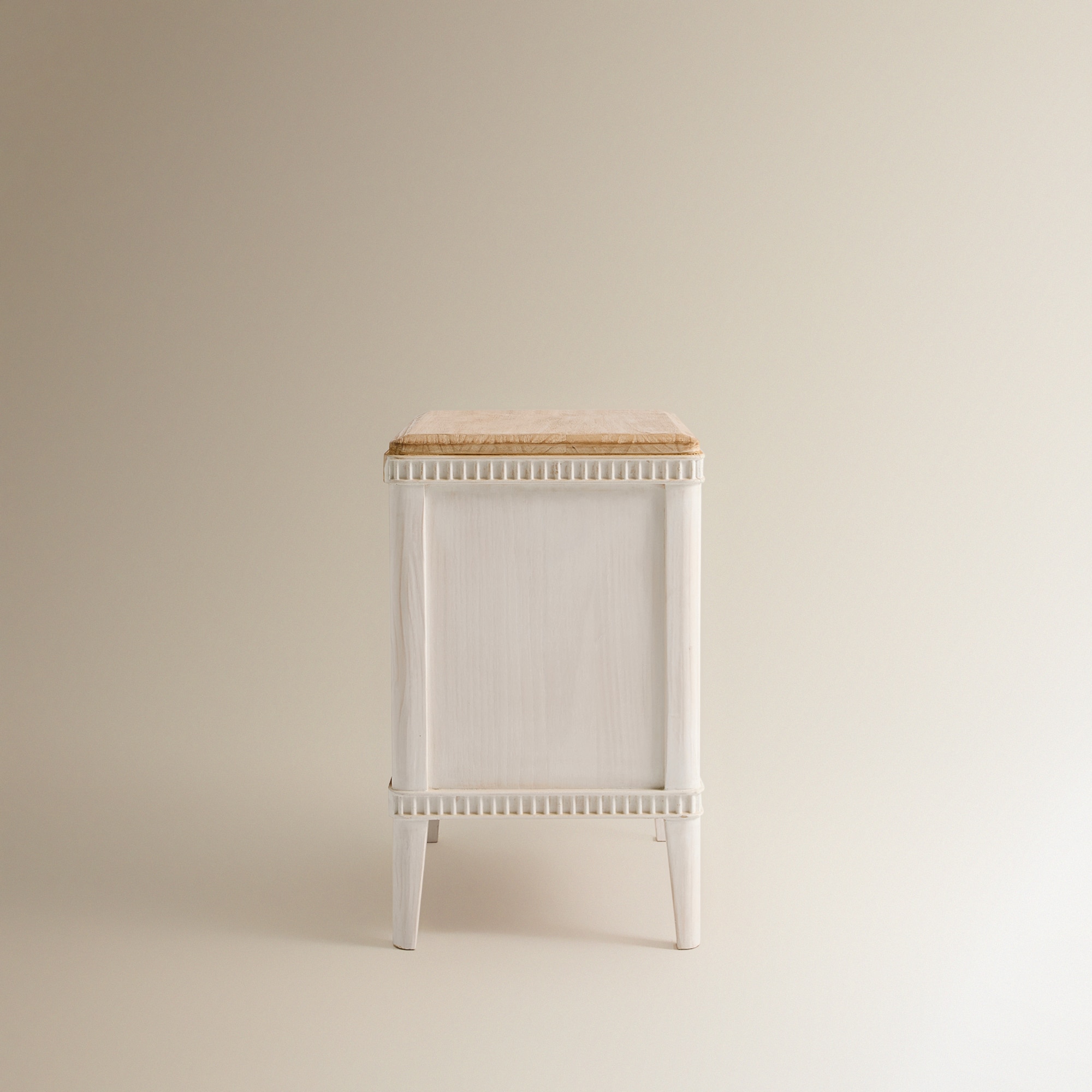 Mesa de Cabeceira de Pinho Reciclado com 3 Gavetas Amelia Branco-4