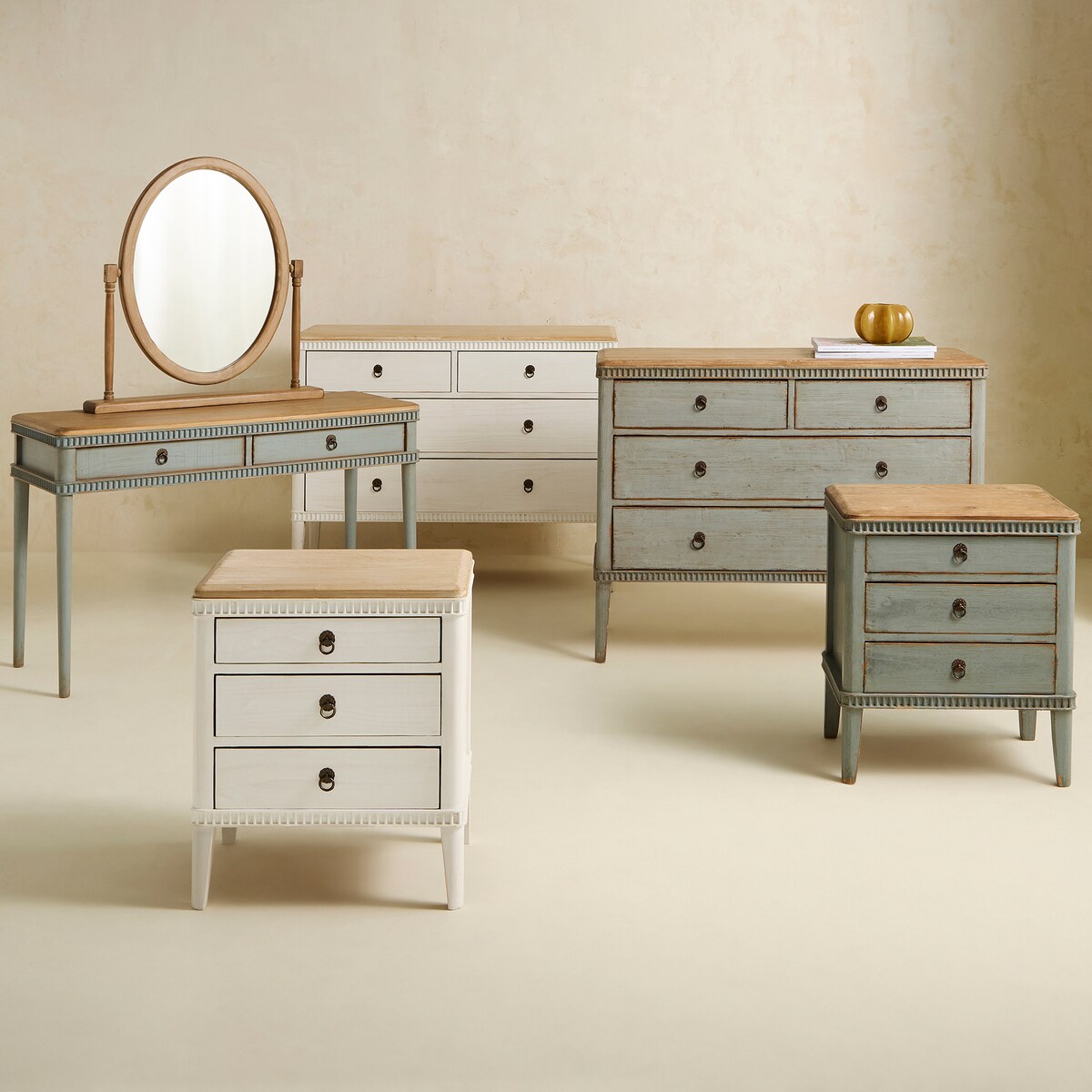 Mesa de Cabeceira de Pinho Reciclado com 3 Gavetas Amelia Branco-8