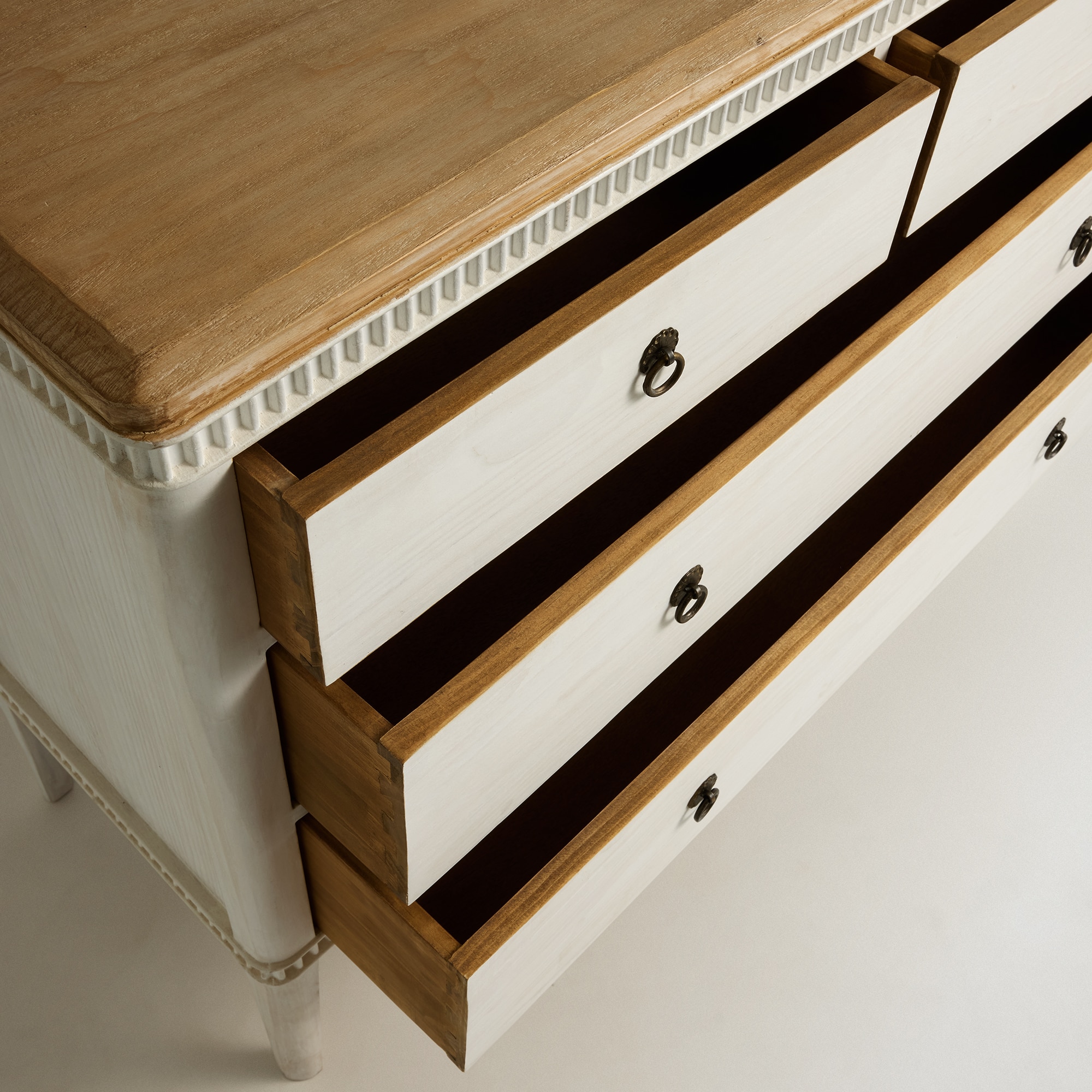 Cómoda de Madeira de Pinho Reciclado com 4 Gavetas Amelia. Branco-6