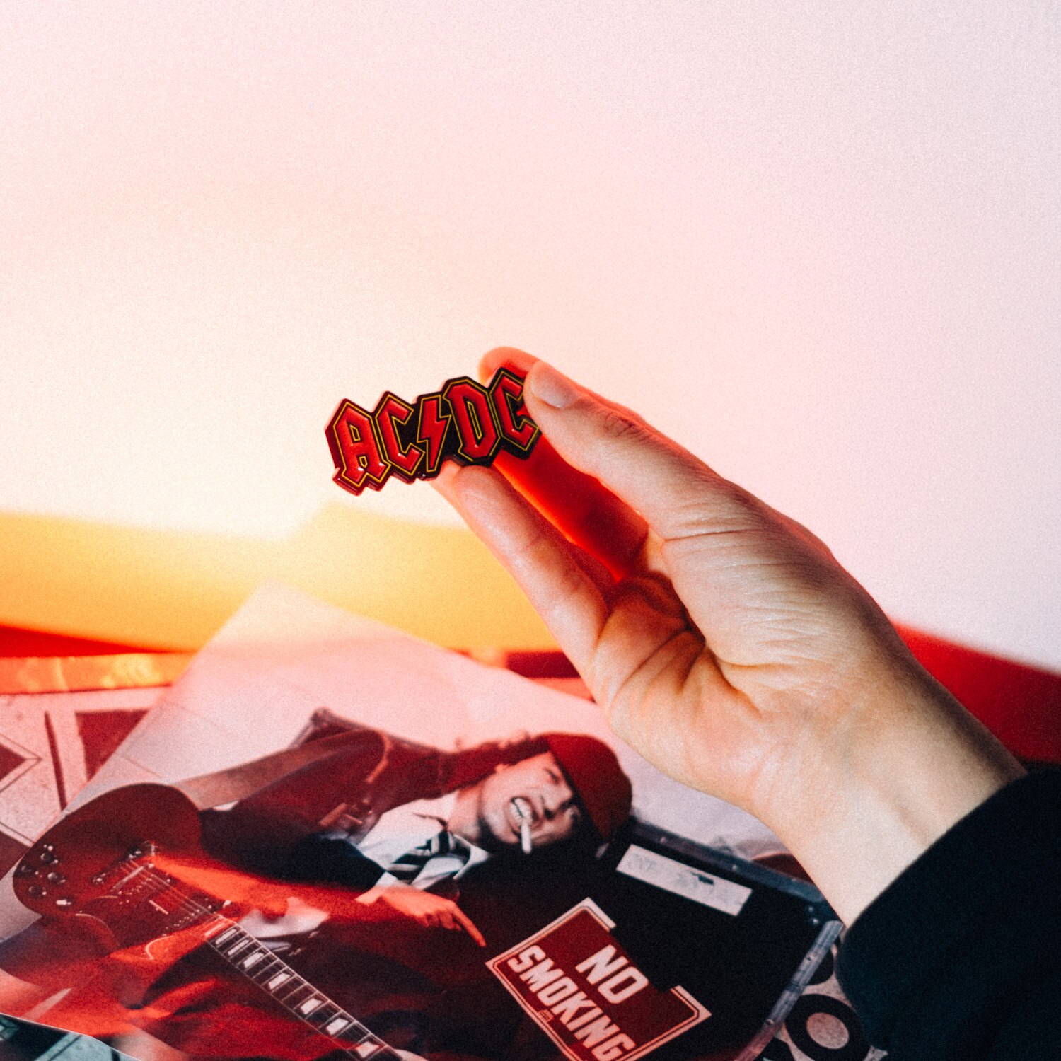 Imán fabricado en aleación de zinc y mineral de hierro (magnetita) con acabado esmaltado Rojo / Negro-4