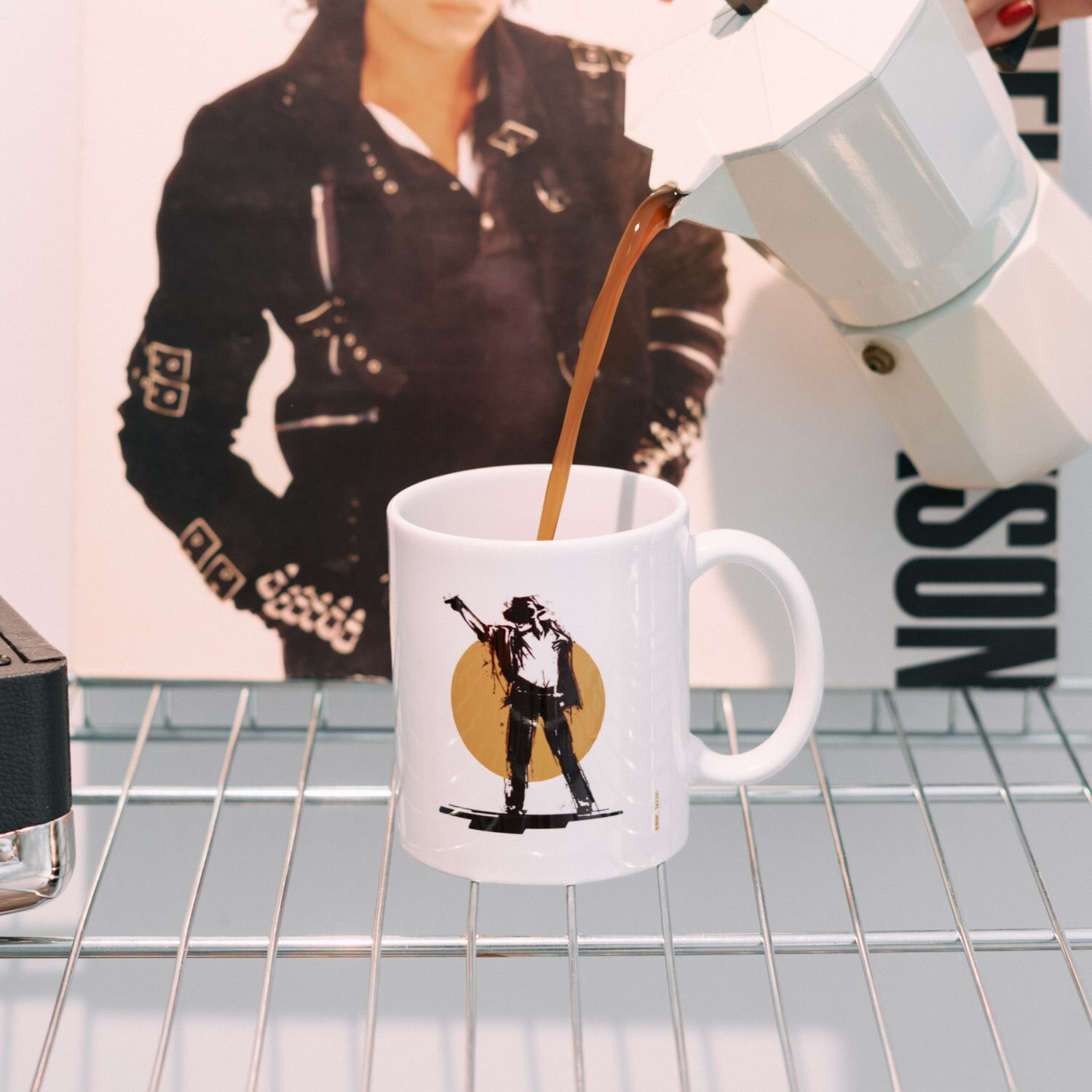 Taza fabricada en cerámica con acabado brillante Blanco / Negro-6