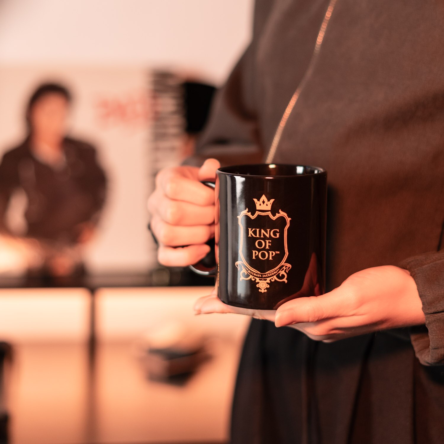 Taza fabricada en cerámica con acabado brillante Negro / Blanco-5