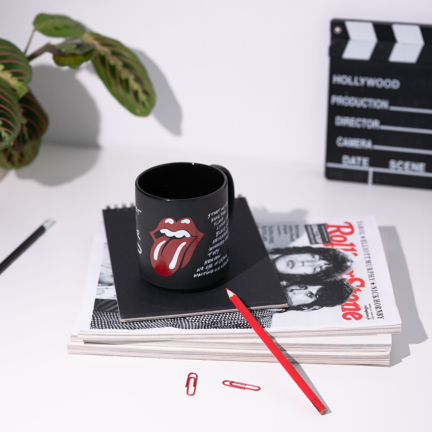 Taza fabricada en cerámica con acabado mate Negro / Rojo-4