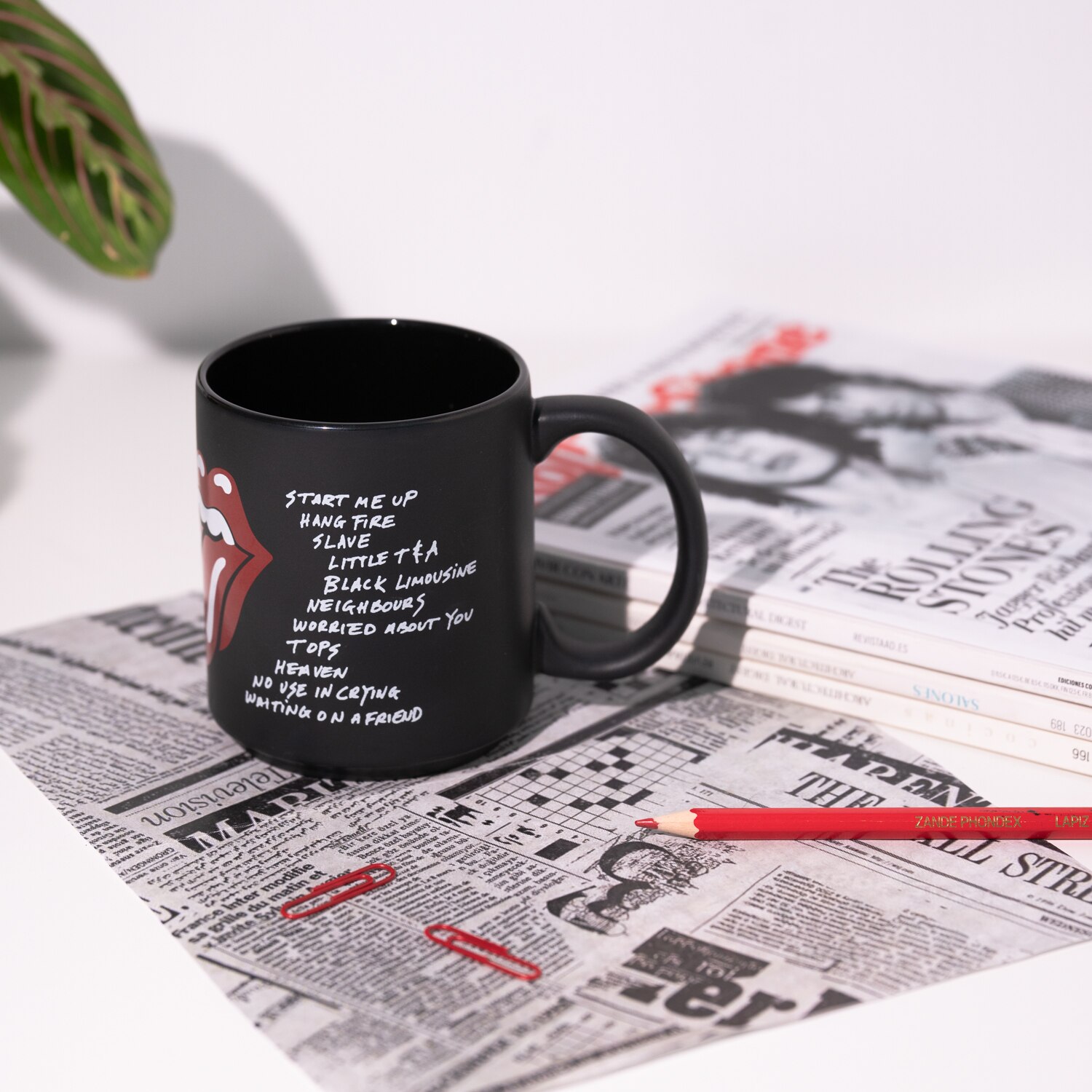 Taza fabricada en cerámica con acabado mate Negro / Rojo-5