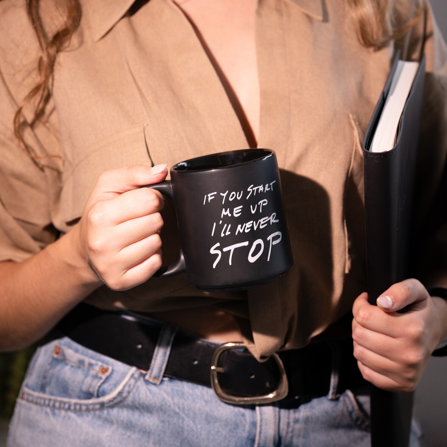 Taza fabricada en cerámica con acabado mate Negro / Rojo-6