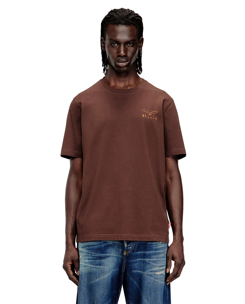 Imagen 0 de Camiseta hombre con Logo Propierty of DIESEL en parte superior izquierda. Marrón claro