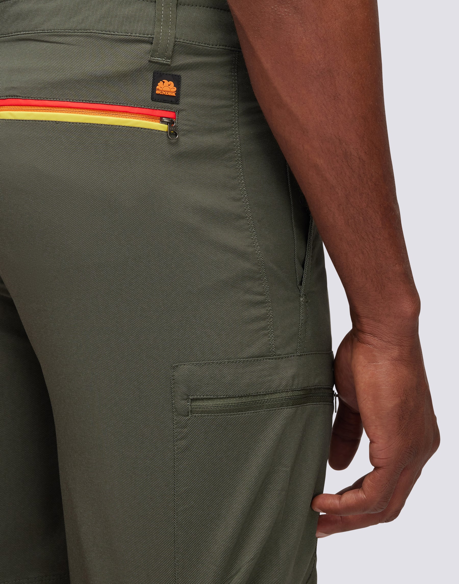 Bermudas Cargo com Bolso Traseiro e Fecho de Correr Tricolor Verde-militar-3