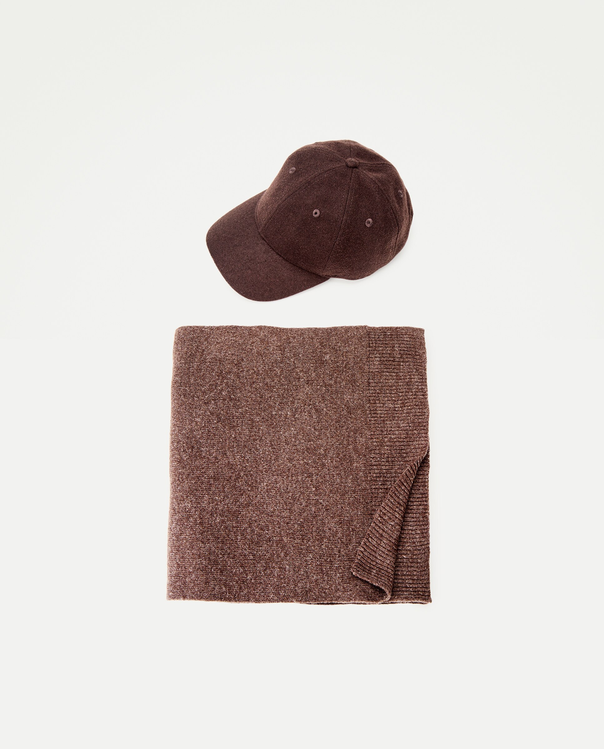 Imagen 0 de Estuche de bufanda con gorra. Marrón claro
