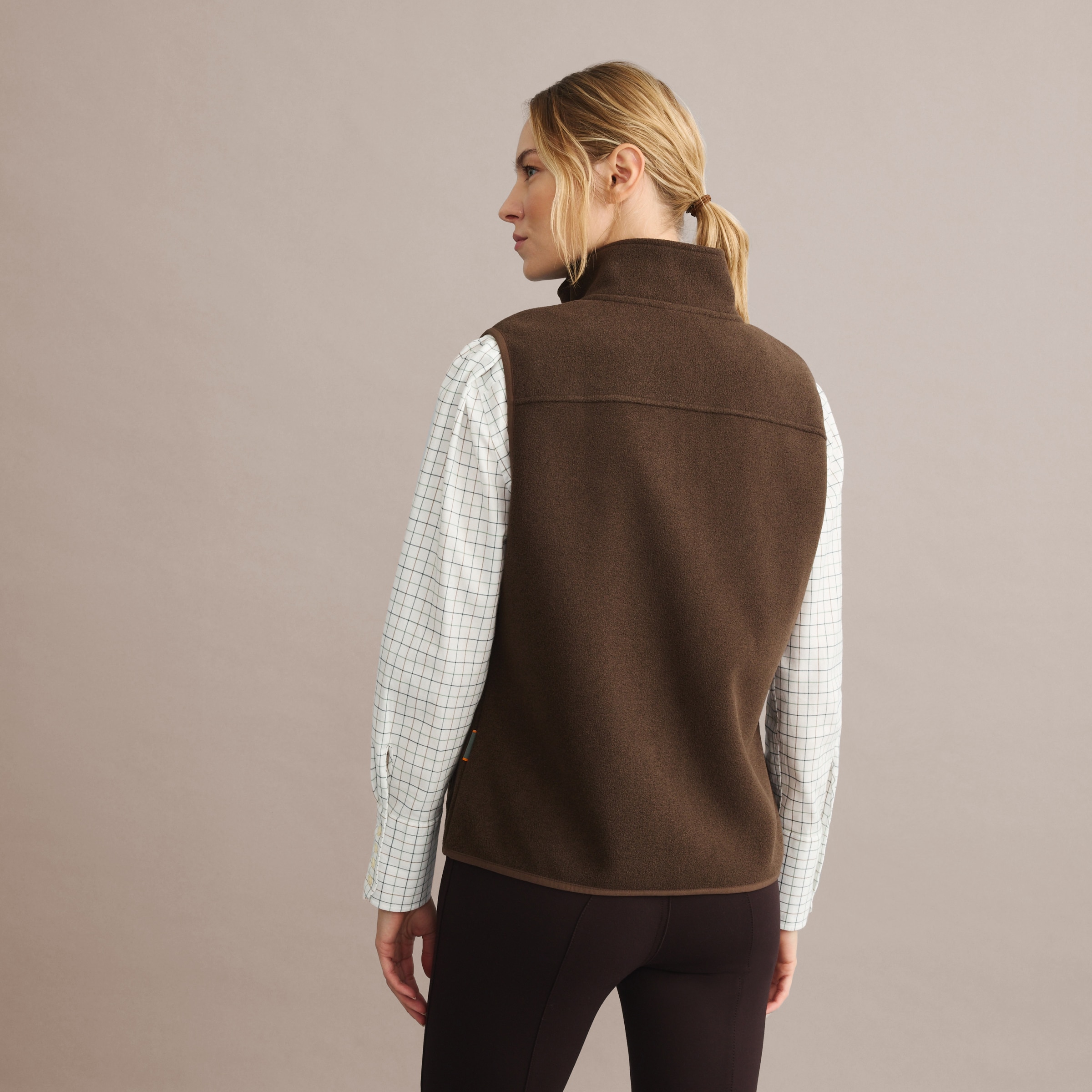 Colete Básico de Mulher com Forro Polar Castanho-4