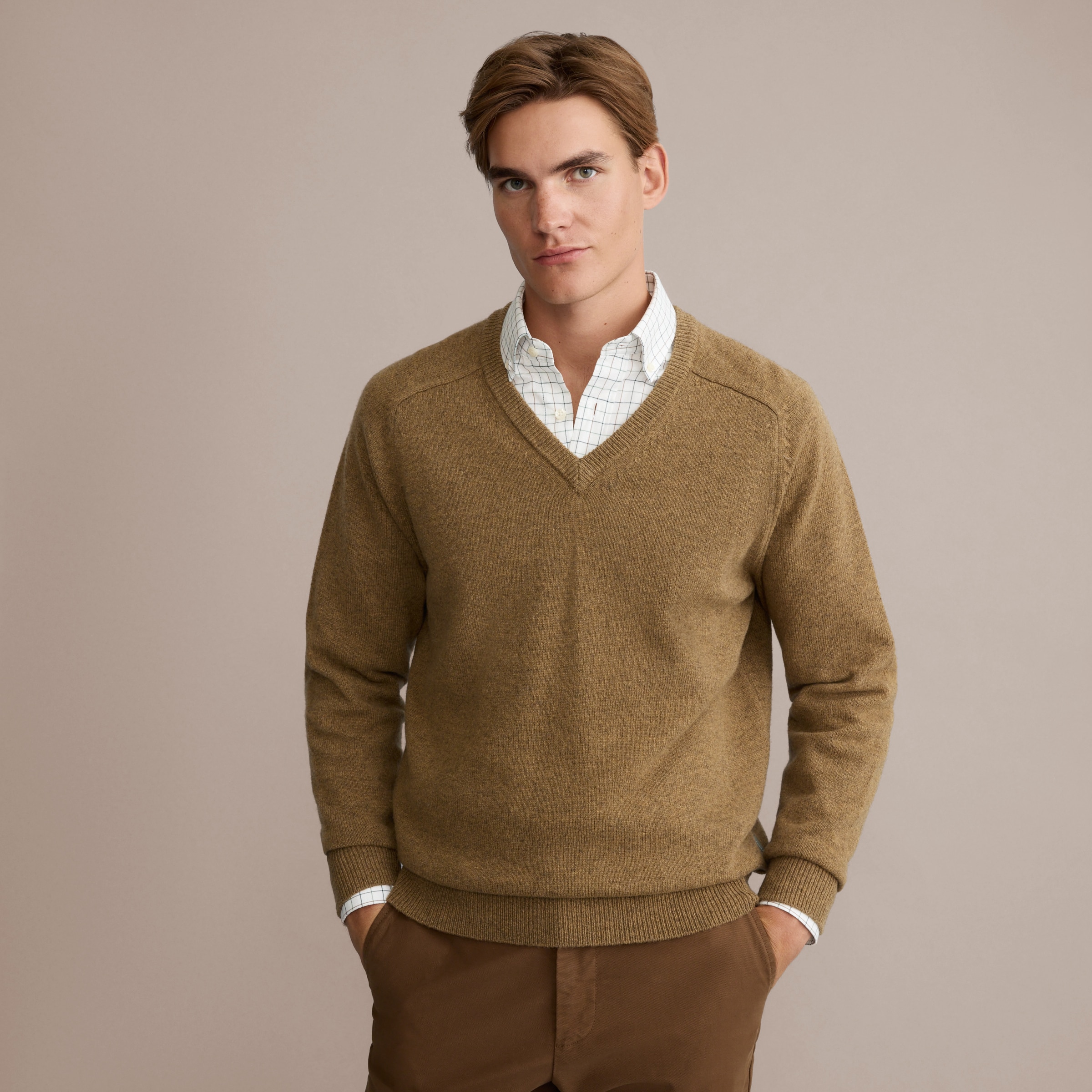 Camisola de Malha Lambswool de Homem com Gola em Bico Bege-2