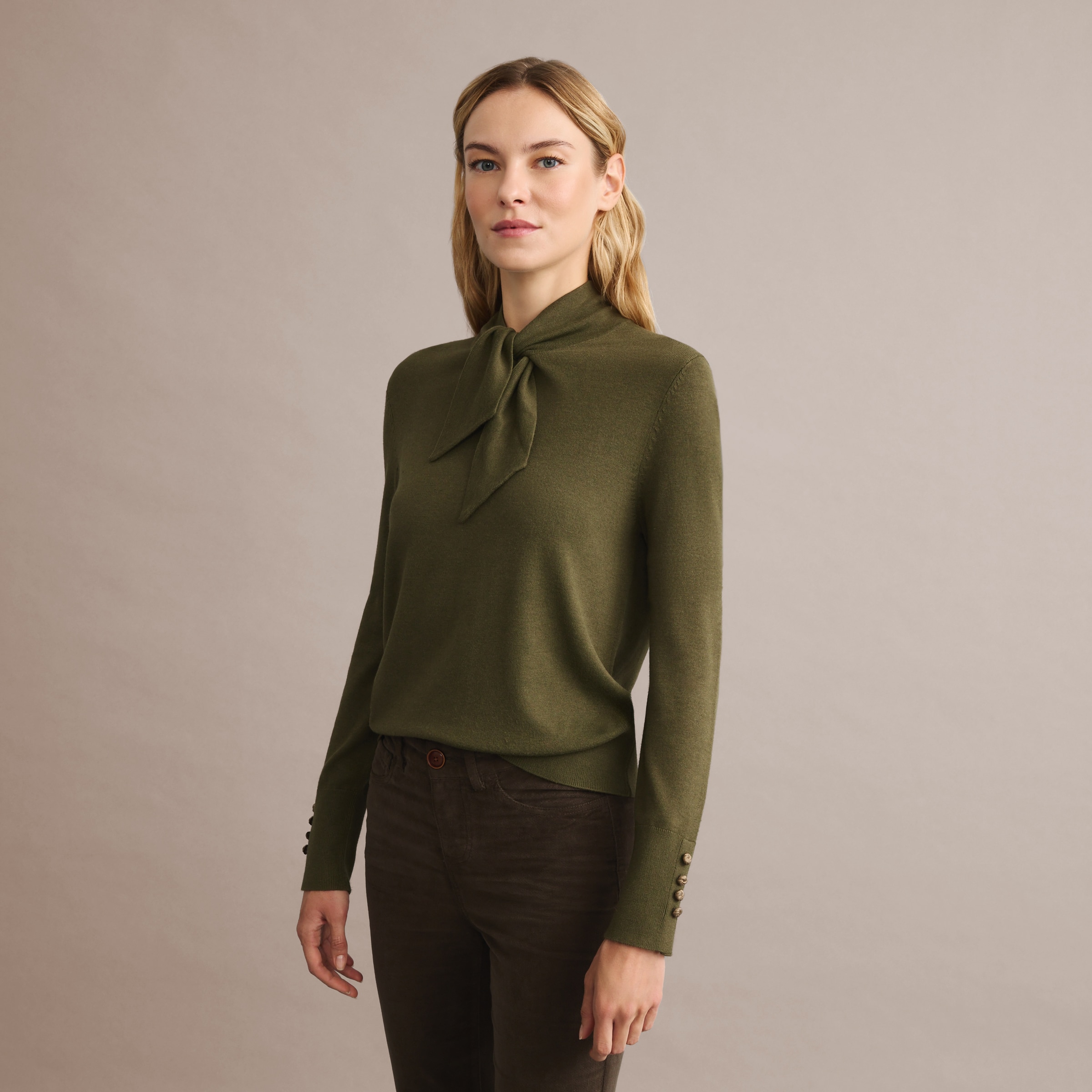 Camisola de Malha de Mulher com Gola com Laço Caqui-3