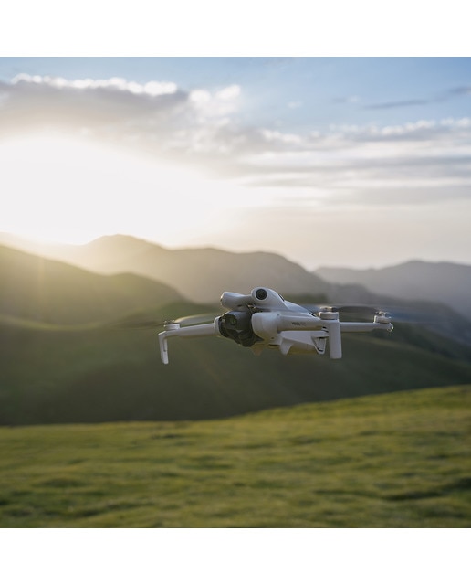 Imagen 9 de Dron DJI Mini 4 Pro Fly More Combo con RC2 (control remoto pantalla) y peso de 249g