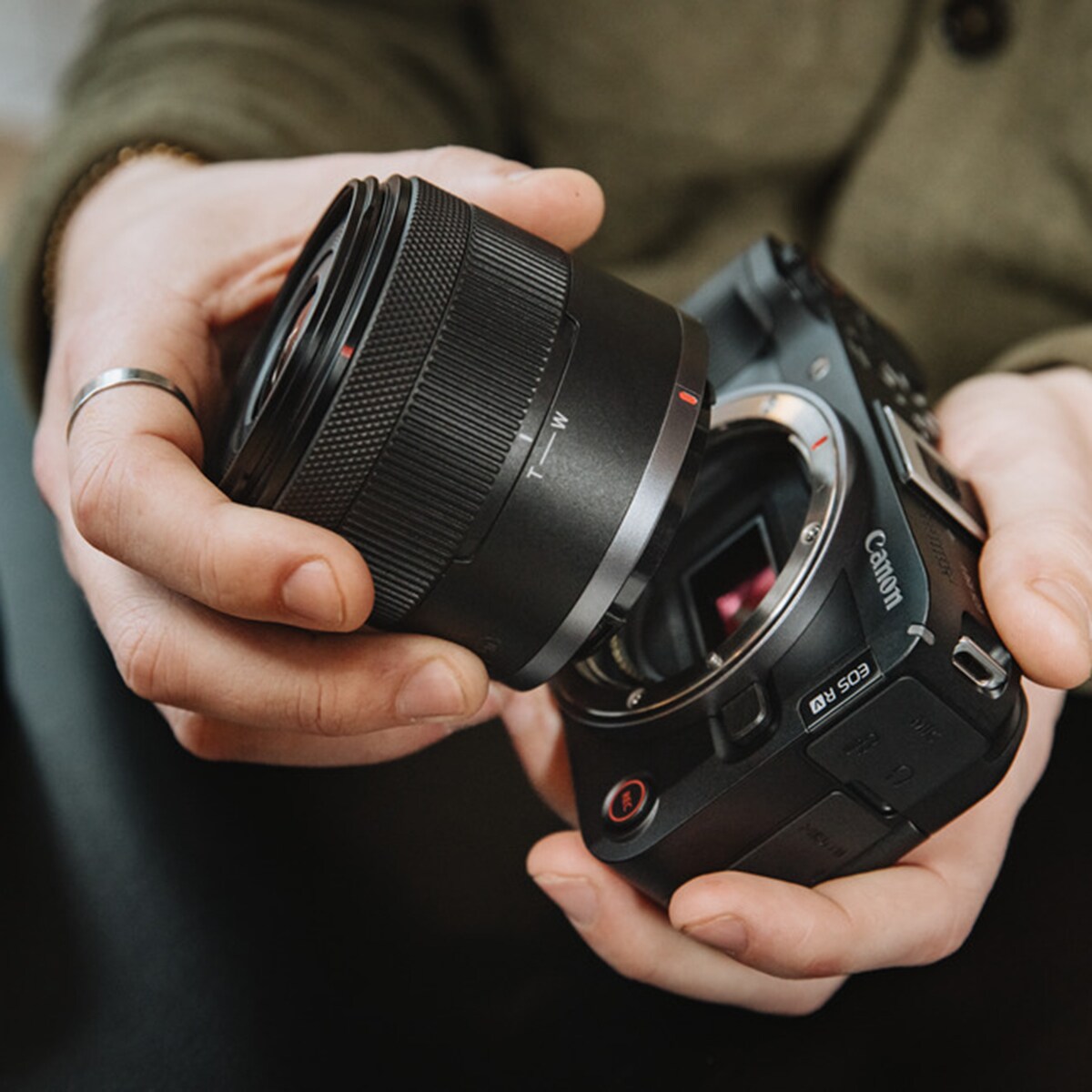 Cámara Evil Canon EOS R50 V con objetivo RF-S 14-30mm F4-6.3 IS STM PZ Negro-11