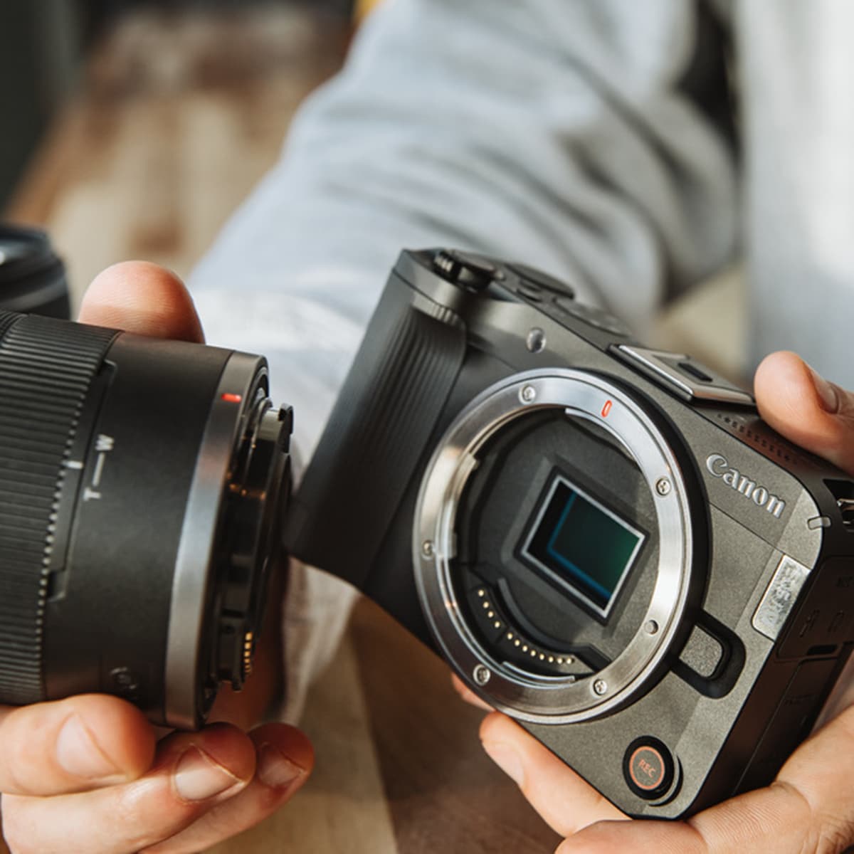 Cámara Evil Canon EOS R50 V con objetivo RF-S 14-30mm F4-6.3 IS STM PZ Negro-12