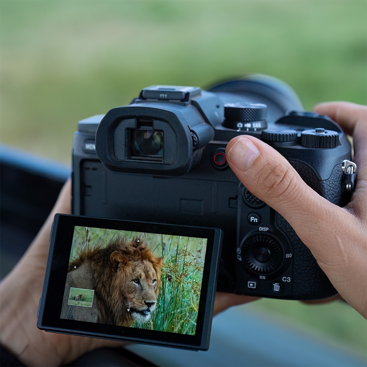 Cámara Sony RX10 V con zoom de largo alcance de 24–600mm, enfoque con reconocimiento en tiempo real, sensor de 20,1MP y captura en ráfaga a 30fps Negro-5