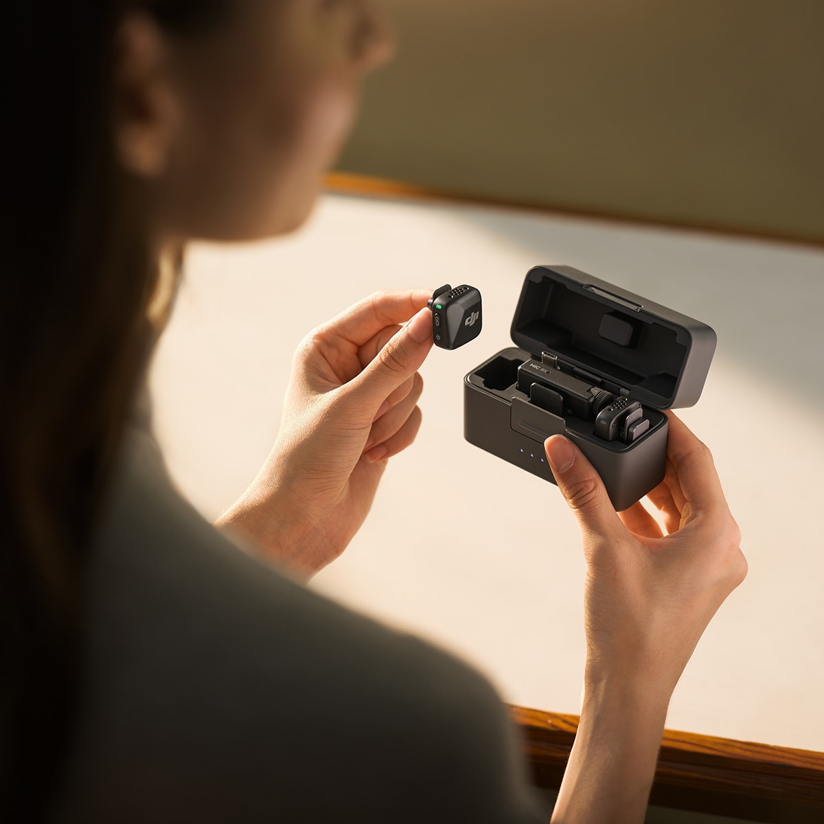 DJI Mic Mini (2Transmissores + 1 Receptor + Base de Carga) 10