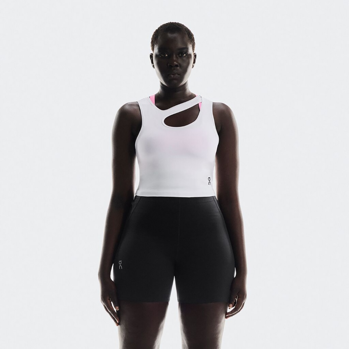 On - Camiseta de mujer Studio Cut-Out Crop On.