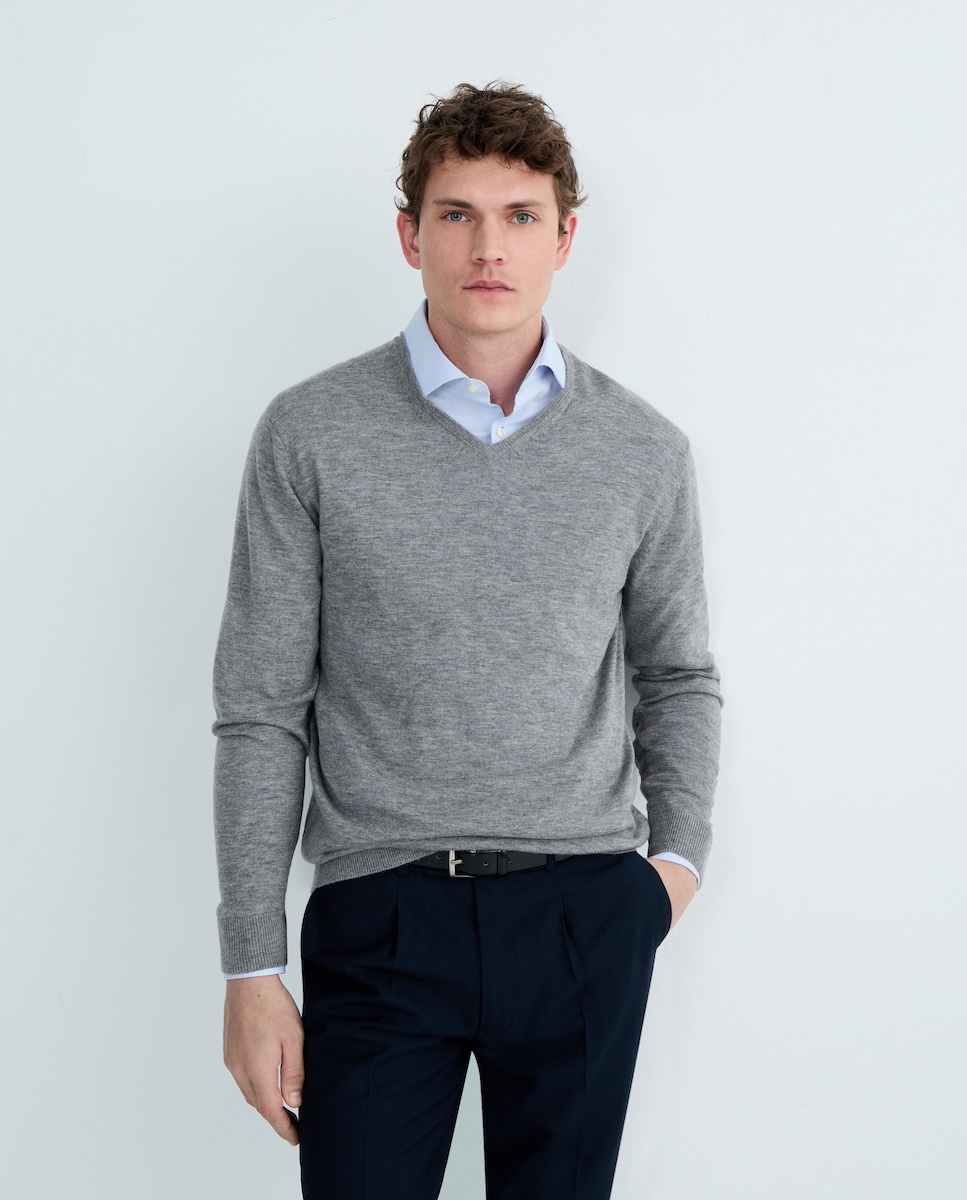 Jersey de hombre cuello pico liso 100% lana merino 820 Gris medio-1
