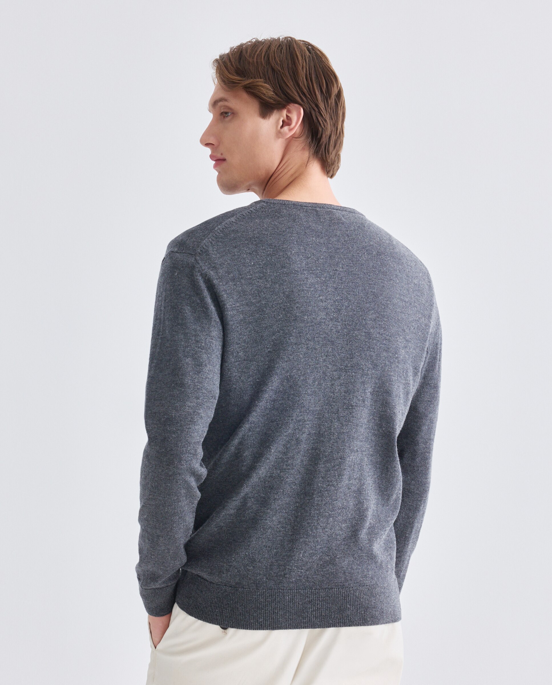 Jersey de hombre cuello pico liso 100% Lana Merino 830 Antracita-3