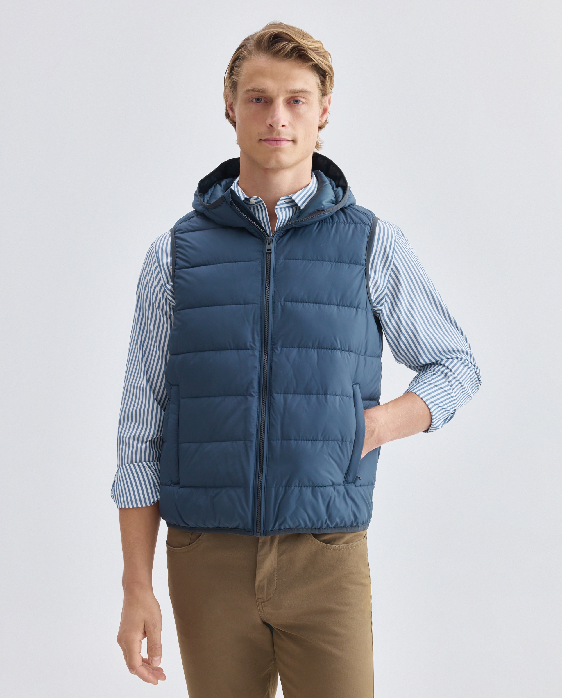 Imagen 0 de Chaleco hombre ultraligero con capucha y relleno reciclado