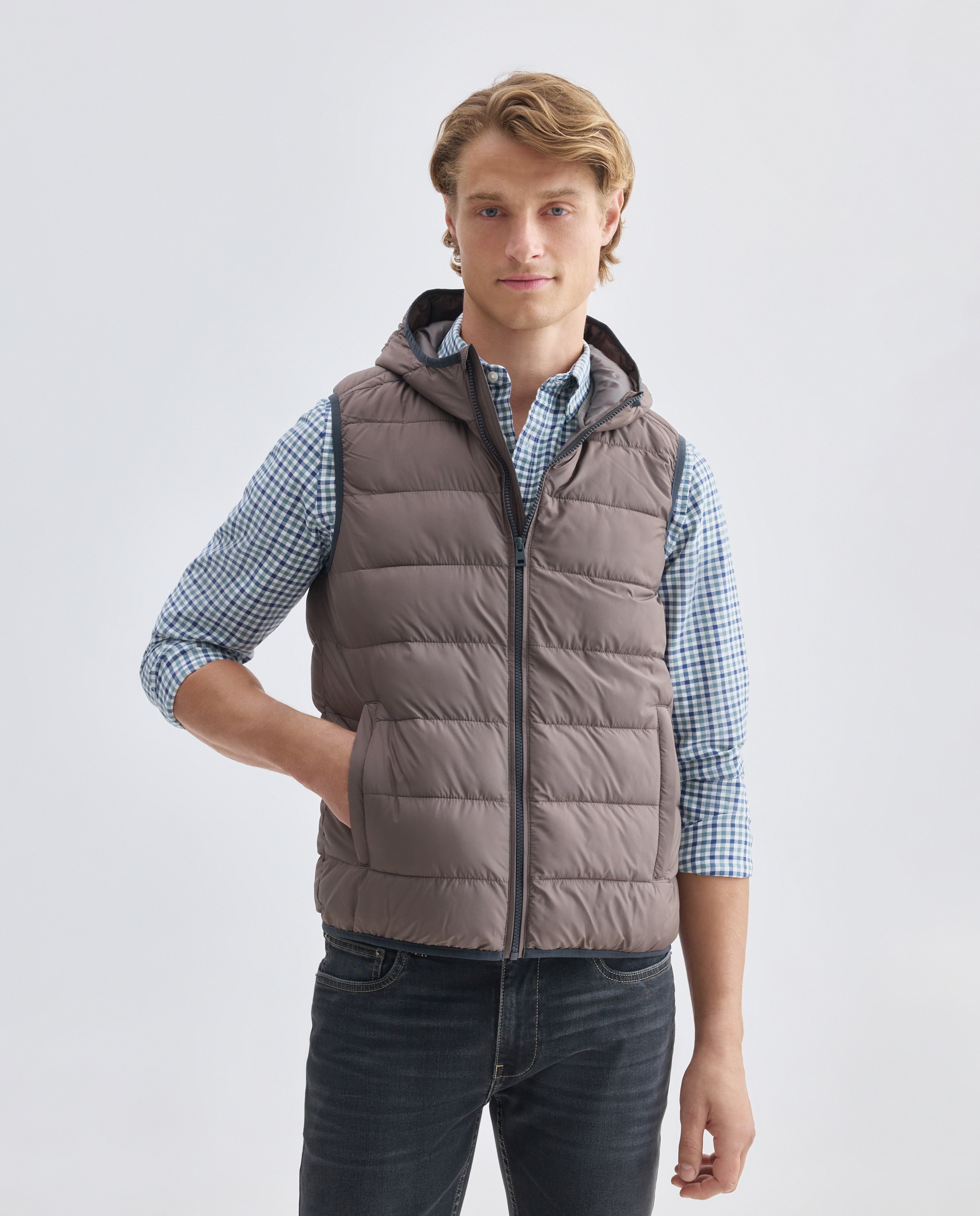 Imagen 0 de Chaleco hombre ultraligero con capucha y relleno reciclado