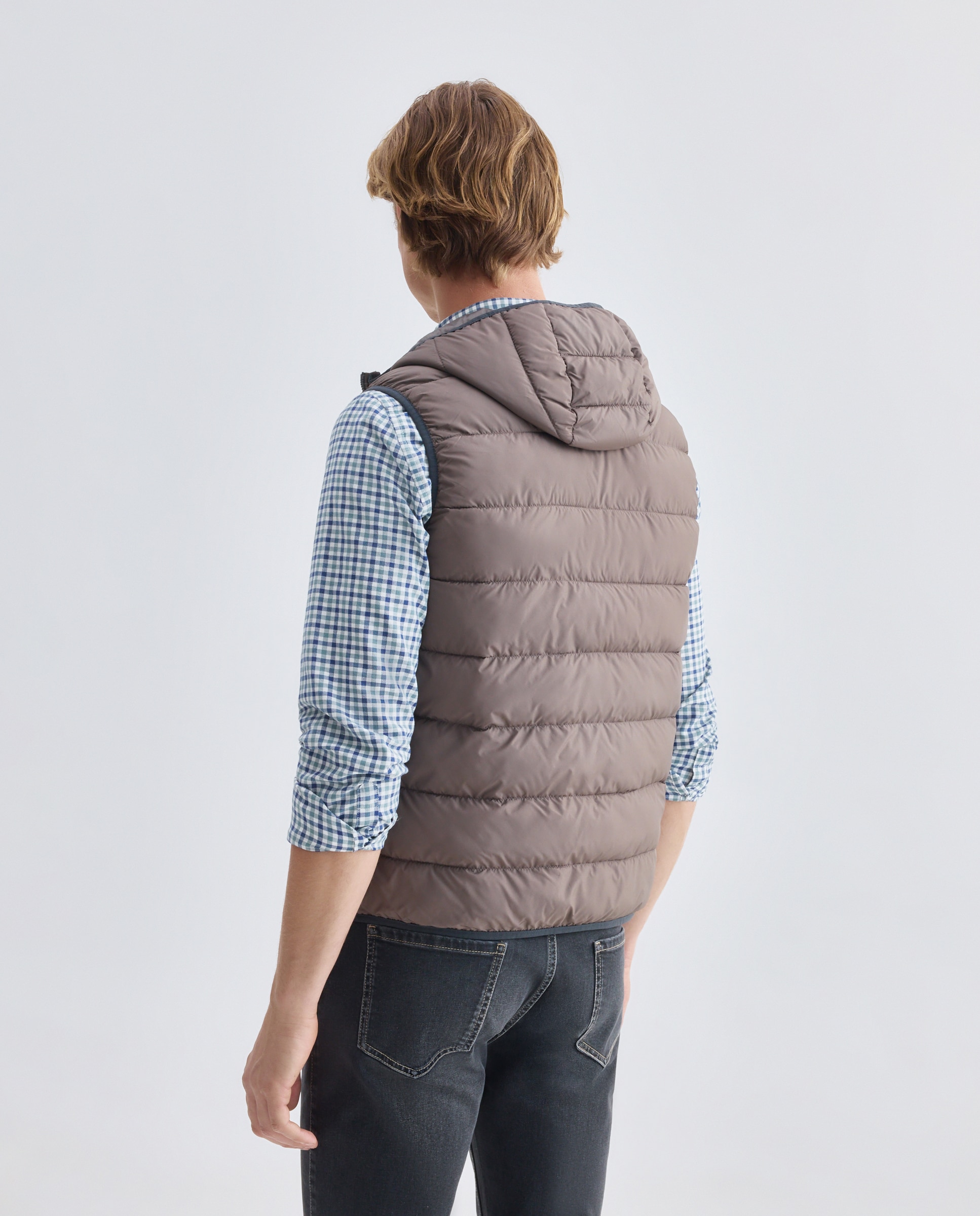 Chaleco hombre ultraligero con capucha y relleno reciclado Marrón-3