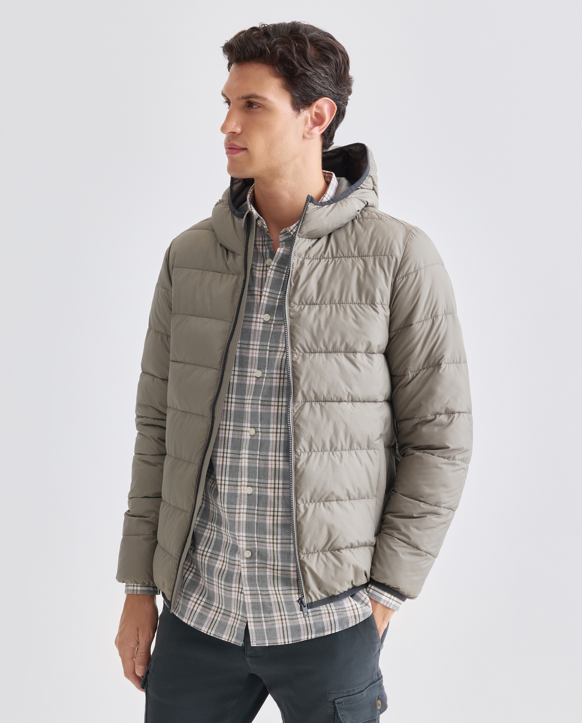 Imagen 0 de Chaqueta hombre ultraligera con capucha y relleno reciclado