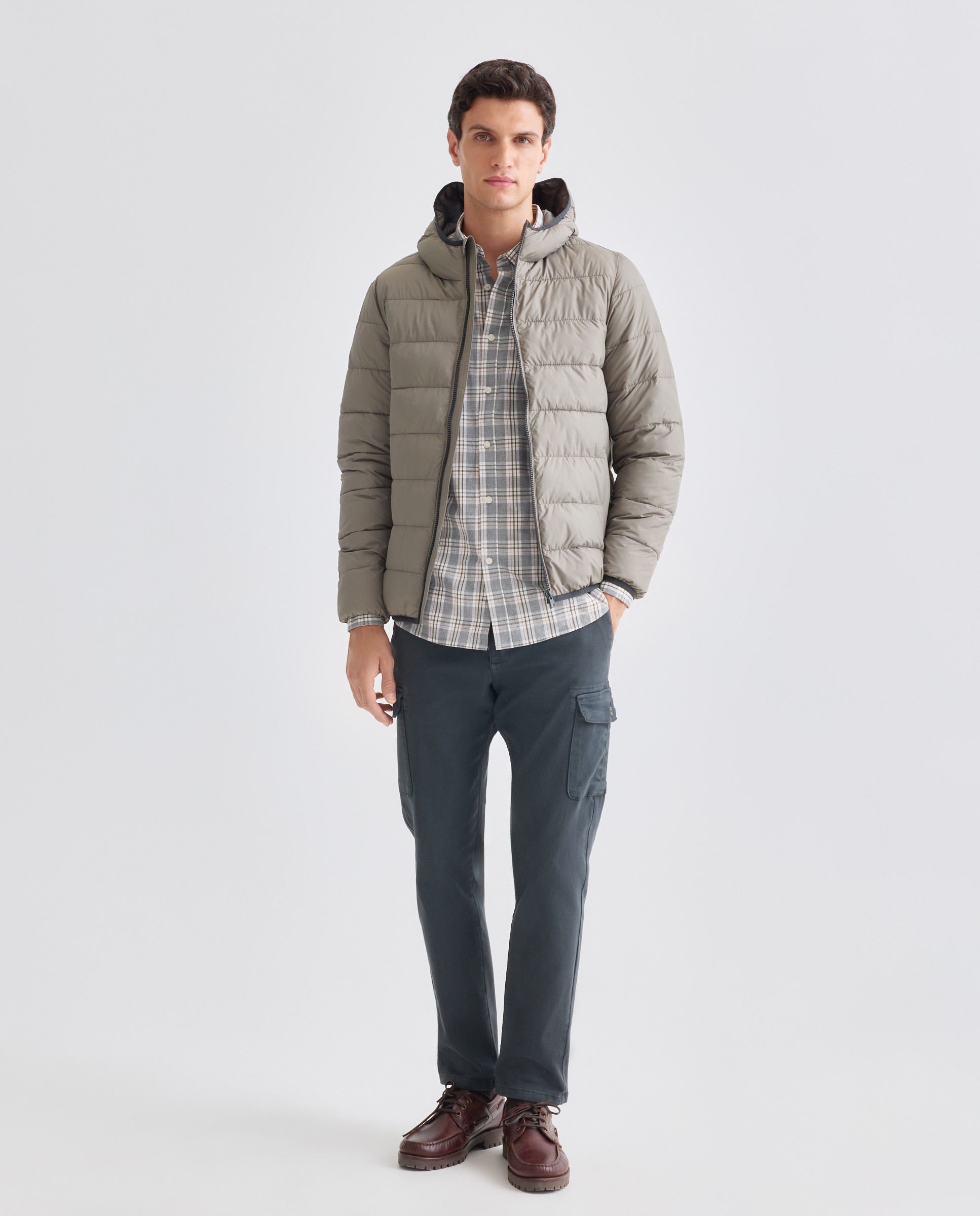 Chaqueta hombre ultraligera con capucha y relleno reciclado 560 Oliva-2