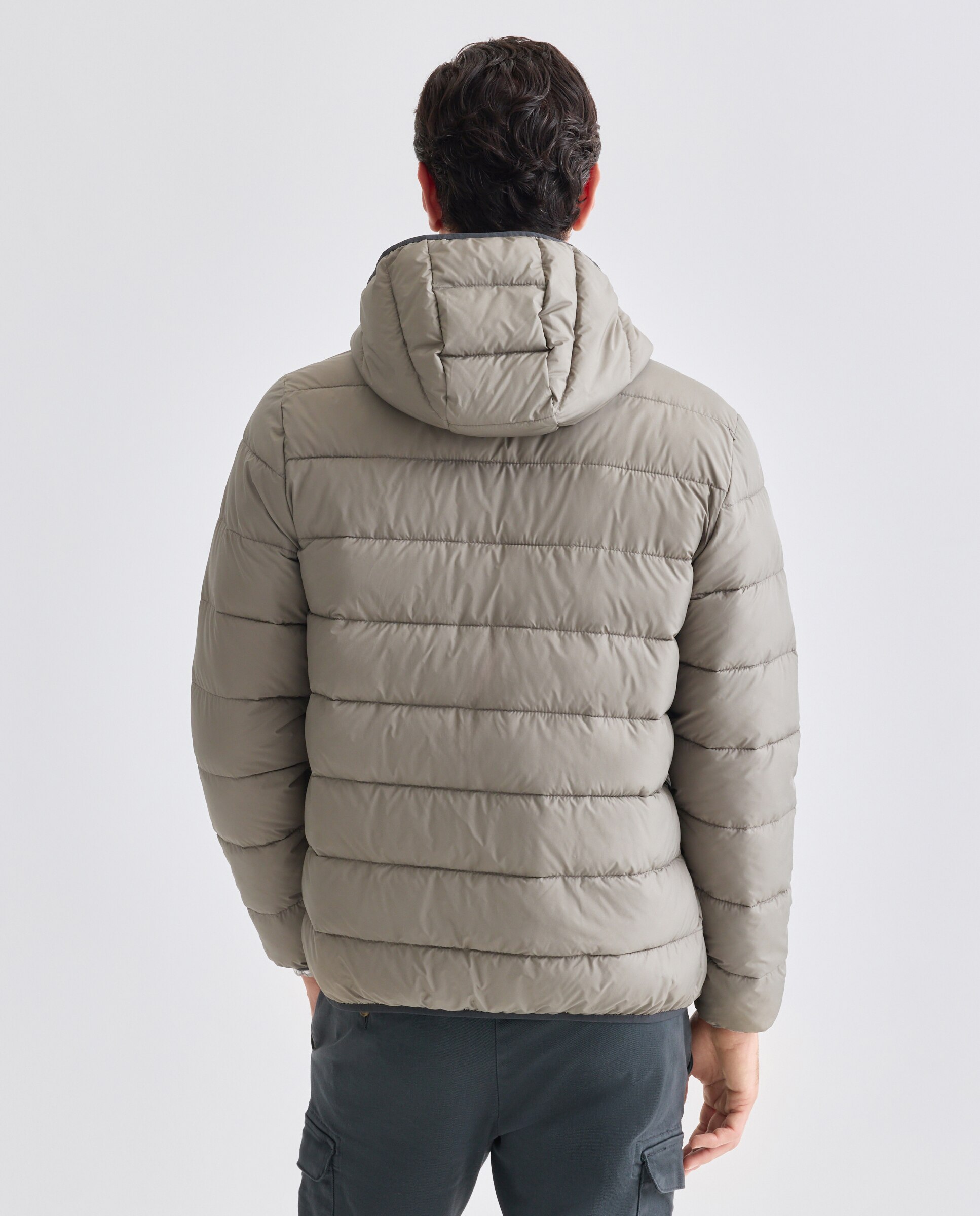 Chaqueta hombre ultraligera con capucha y relleno reciclado 560 Oliva-3