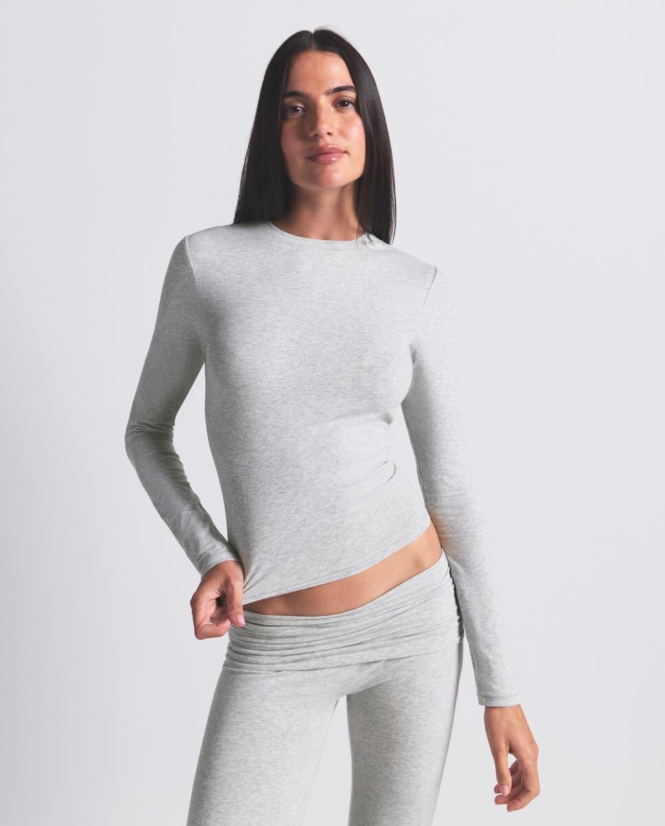 Imagen 0 de Camiseta de algodón de manga corto suave y transpirable, ideal para crear looks cómodos y versátiles. de mujer Gris claro