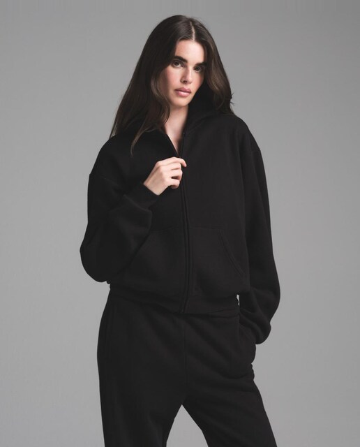 Sudadera con cremallera y capucha, cálida y versátil.