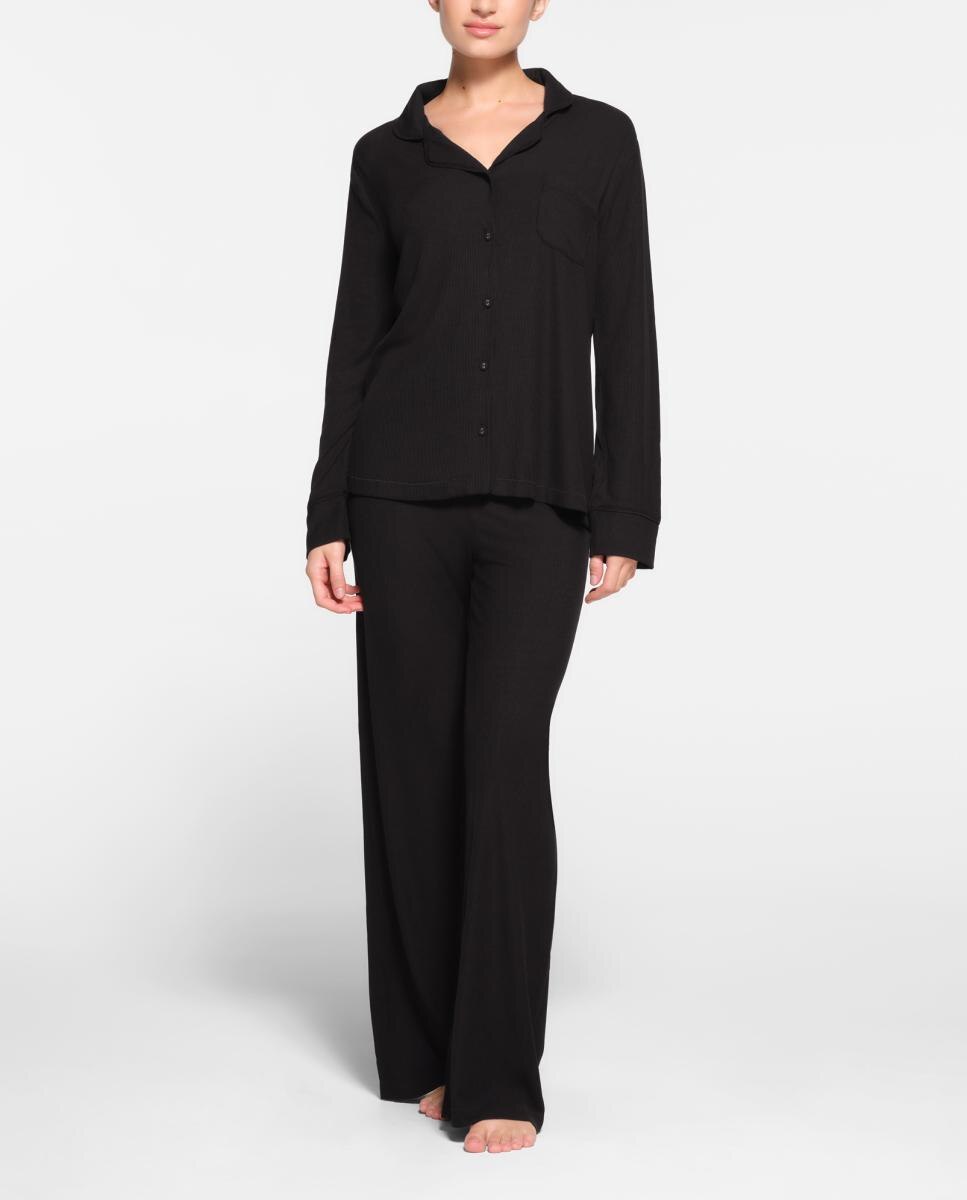 Imagen 0 de Pijama largo ultrasuave diseñada para ofrecer máximo confort, caída favorecedora y libertad de movimiento durante todo el día. de mujer Negro