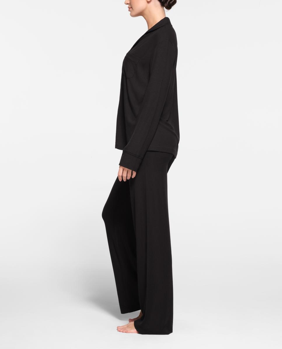 Pijama largo ultrasuave diseñada para ofrecer máximo confort, caída favorecedora y libertad de movimiento durante todo el día. de mujer - Skims - Gris Negro-2