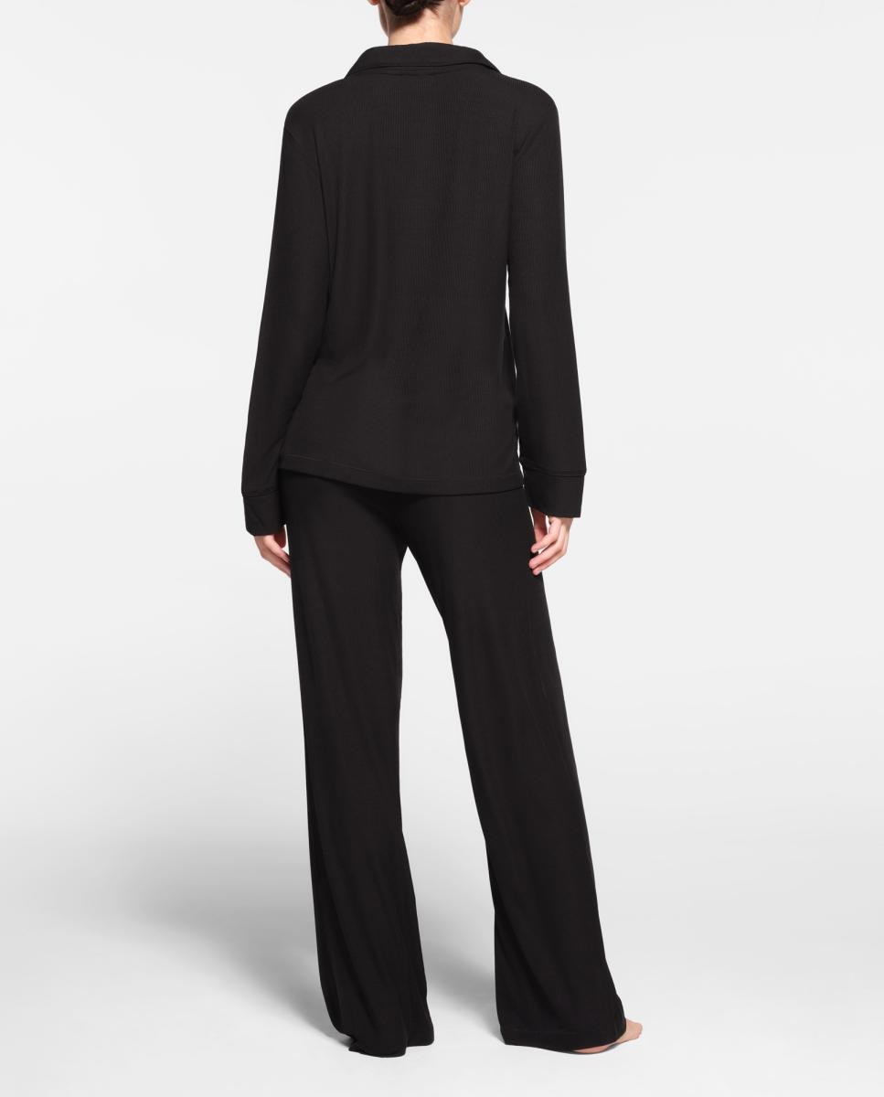Pijama largo ultrasuave diseñada para ofrecer máximo confort, caída favorecedora y libertad de movimiento durante todo el día. de mujer - Skims - Gris Negro-3
