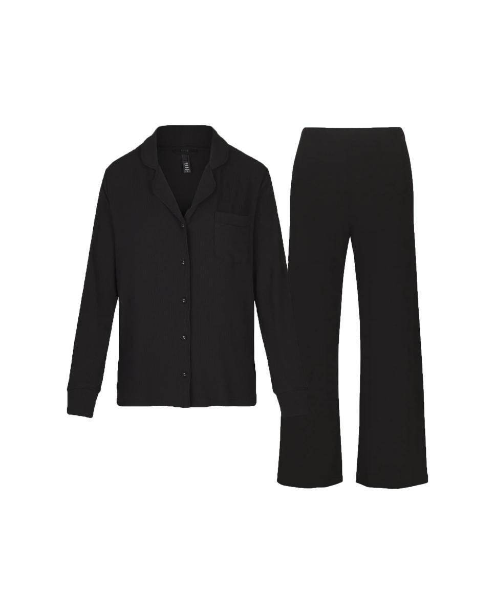 Pijama largo ultrasuave diseñada para ofrecer máximo confort, caída favorecedora y libertad de movimiento durante todo el día. de mujer - Skims - Gris Negro-4