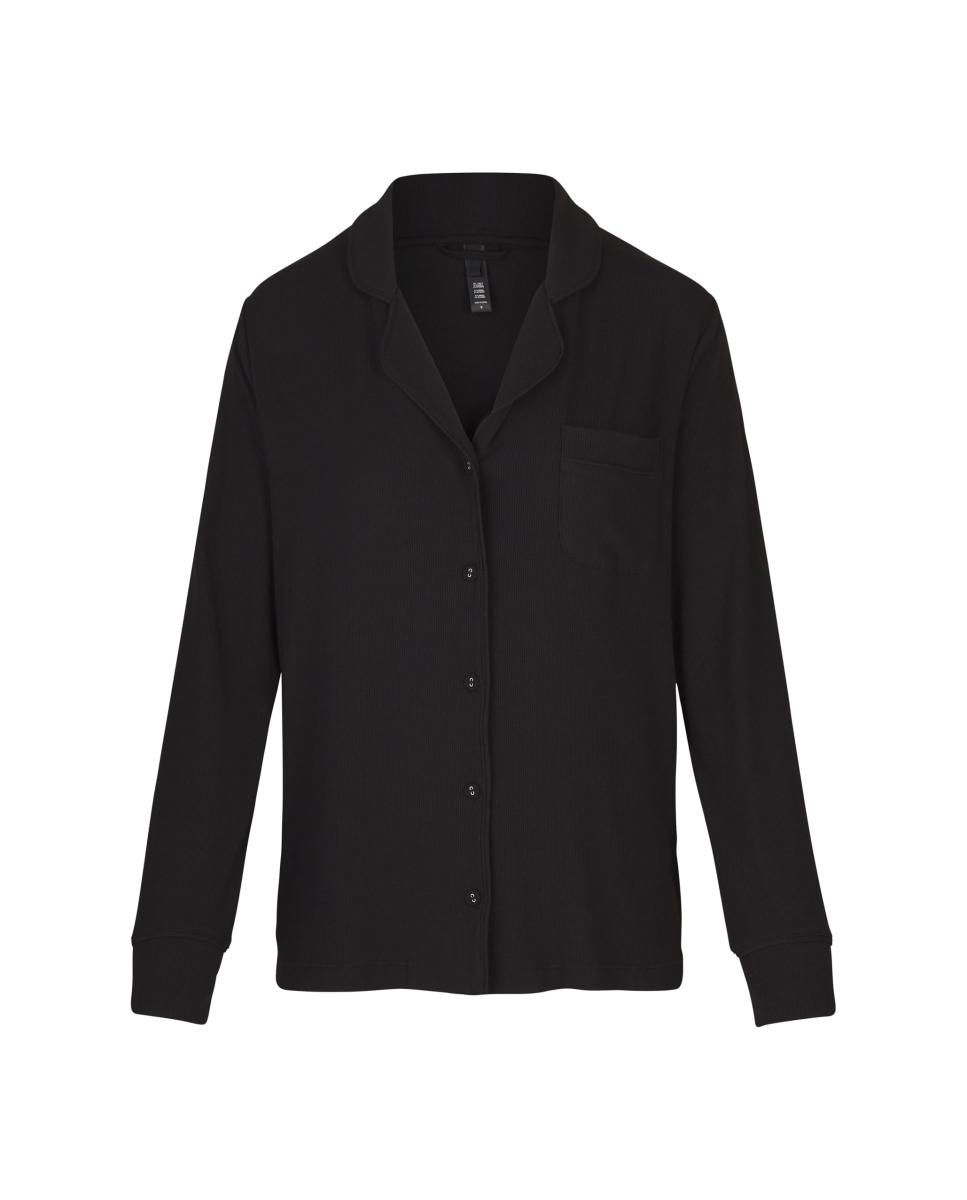 Pijama largo ultrasuave diseñada para ofrecer máximo confort, caída favorecedora y libertad de movimiento durante todo el día. de mujer - Skims - Gris Negro-5