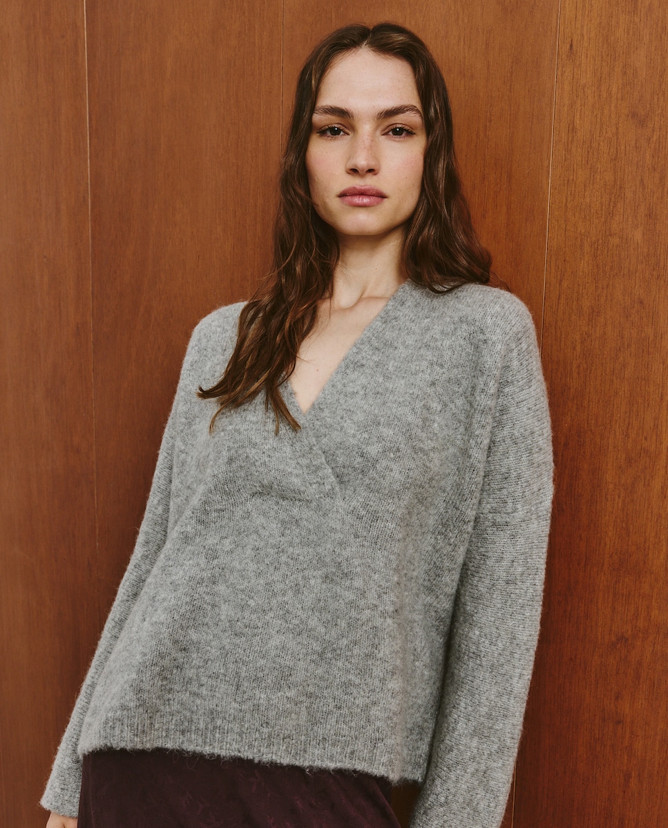 Camisola de Malha Lisa com Decote em Bico 820 Cinzento Médio-1