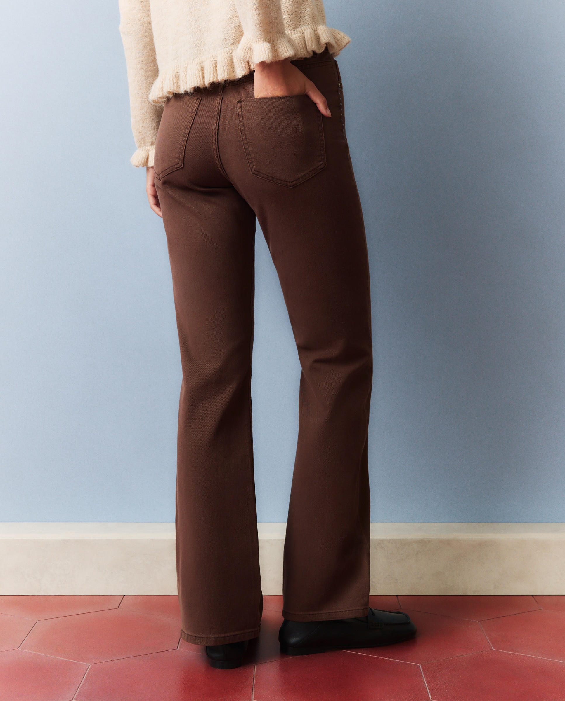 Calças Boot Cut com Tachas Castanho-3