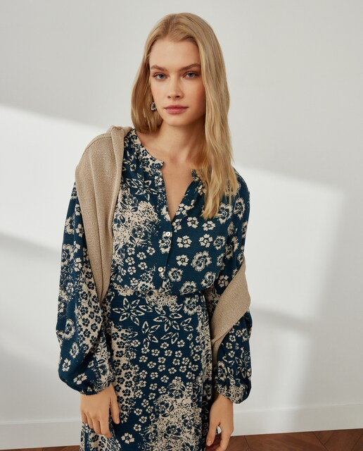 Imagen 0 de Blusa con detalle en el hombro