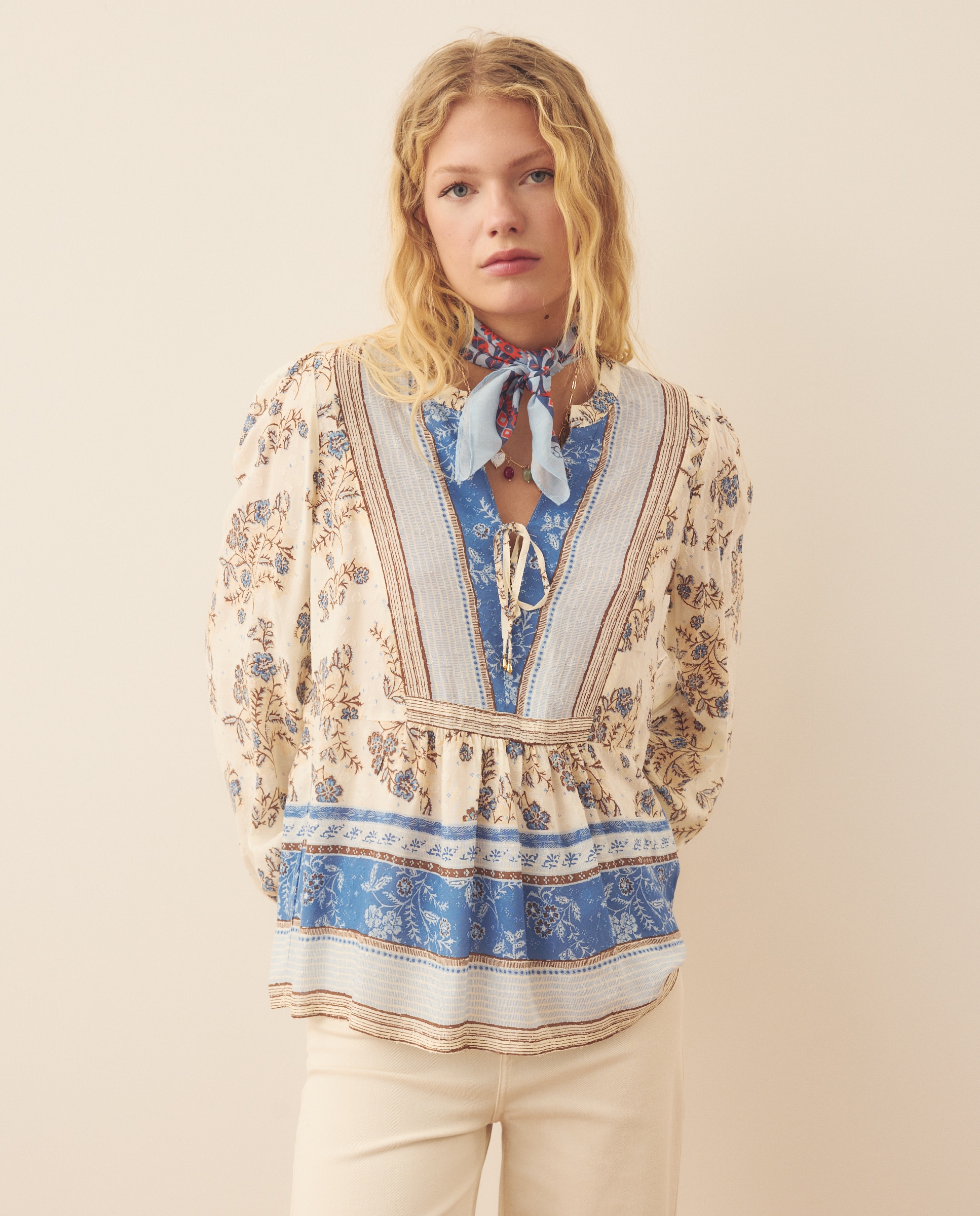 Imagem 0 de Blusa com Detalhe de Laço